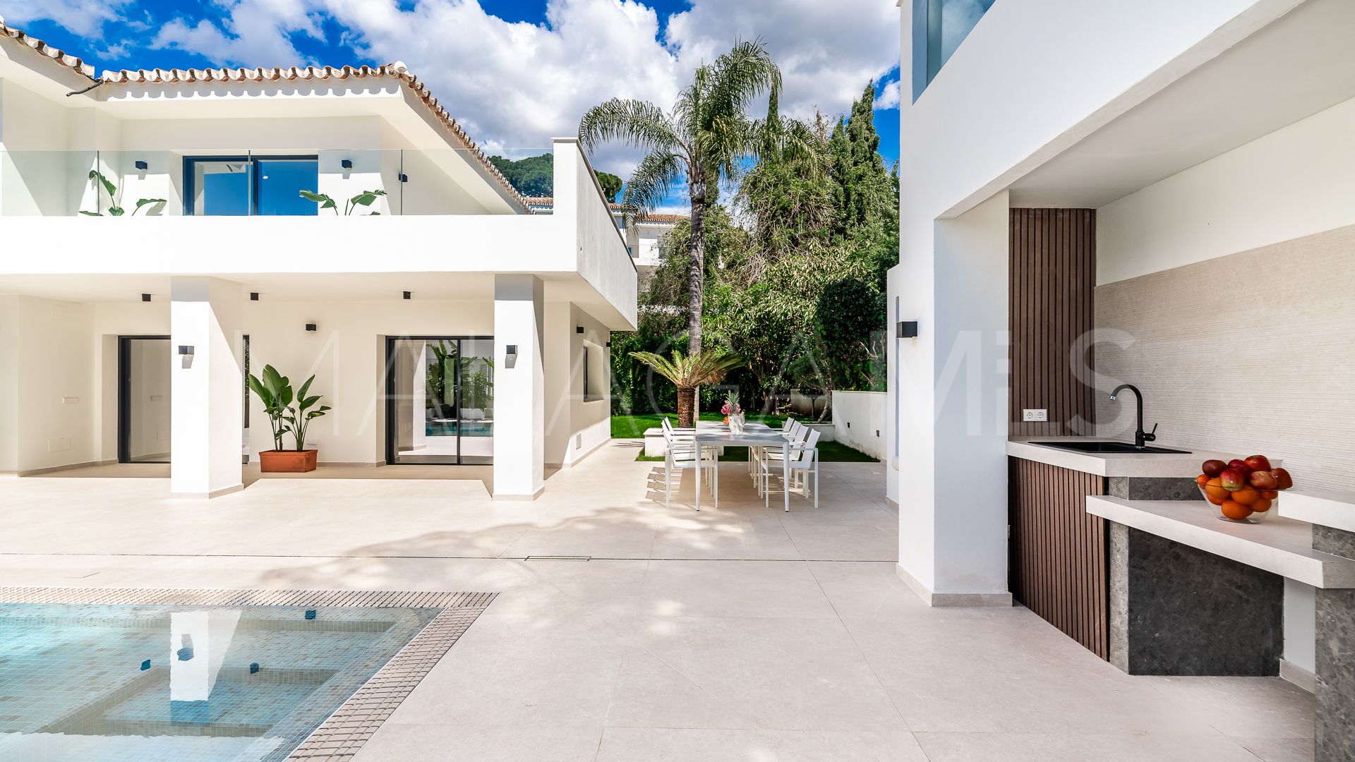 Villa for sale in Elviria