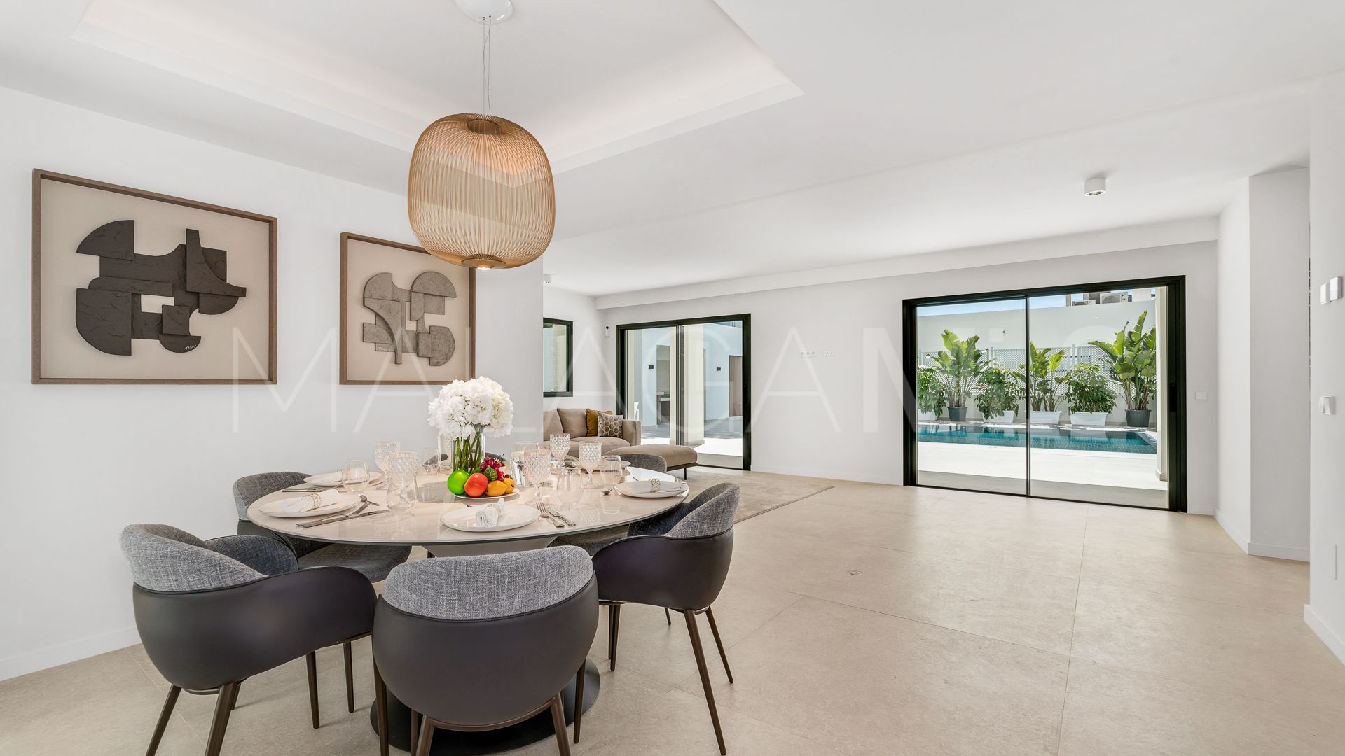 Villa for sale in Elviria