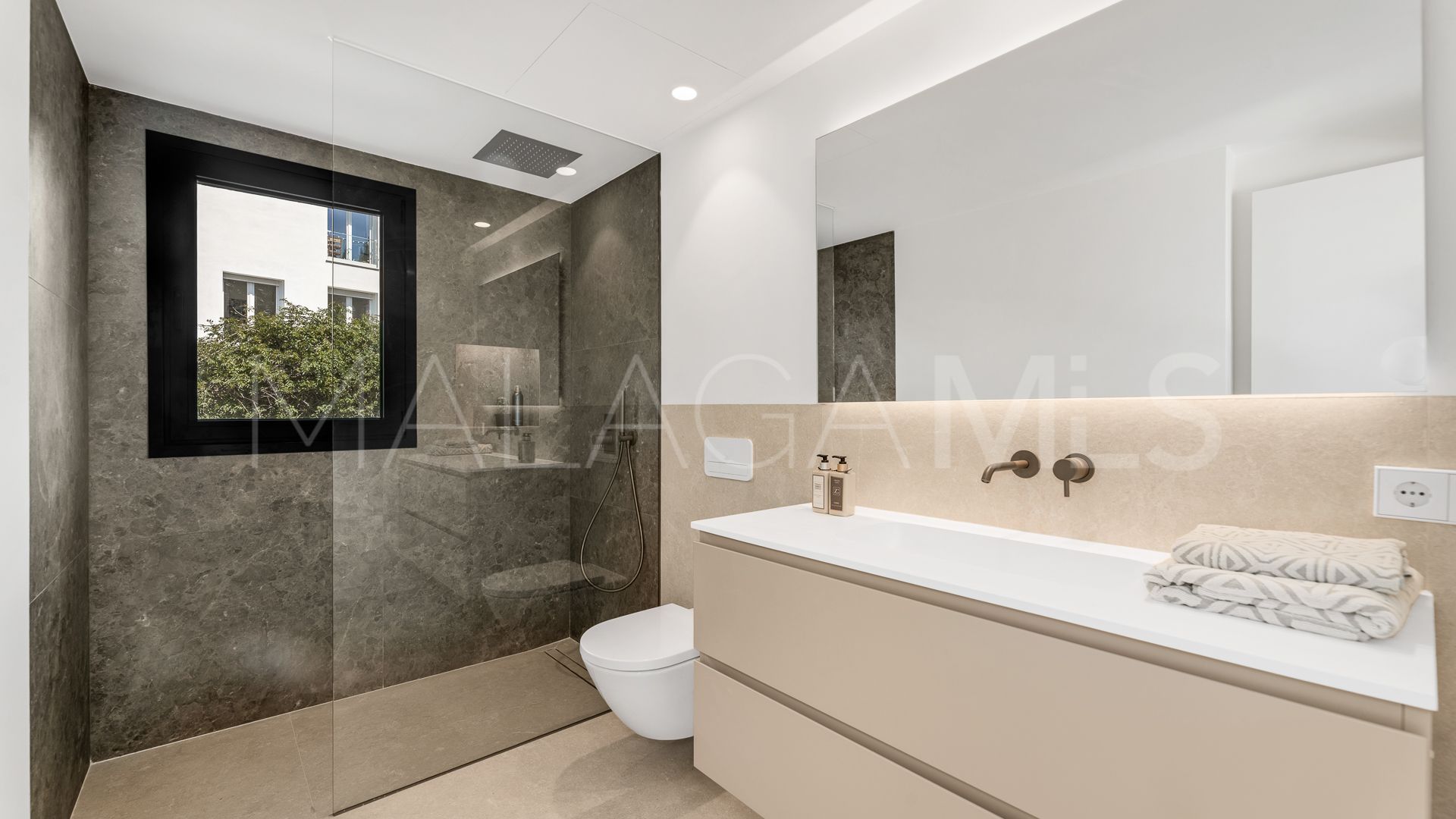 Villa for sale in Elviria