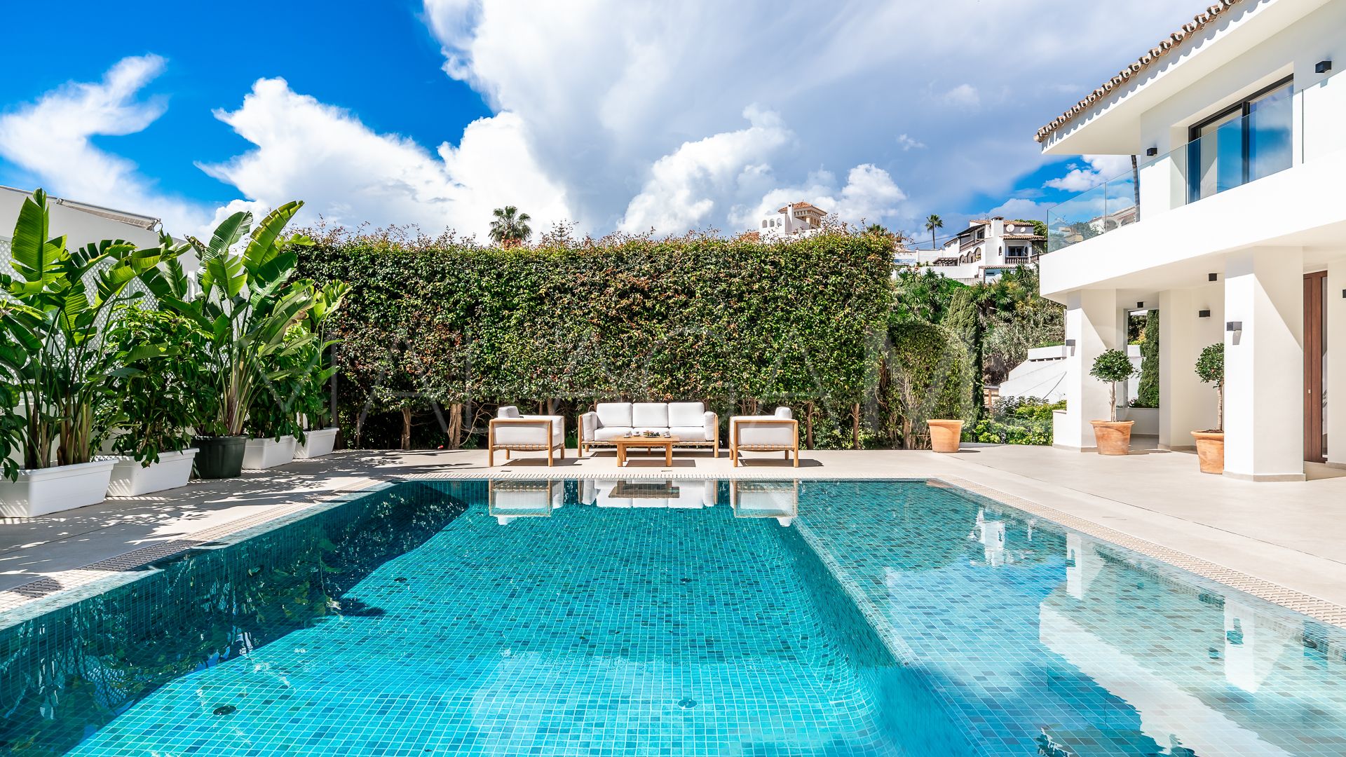 Villa for sale in Elviria