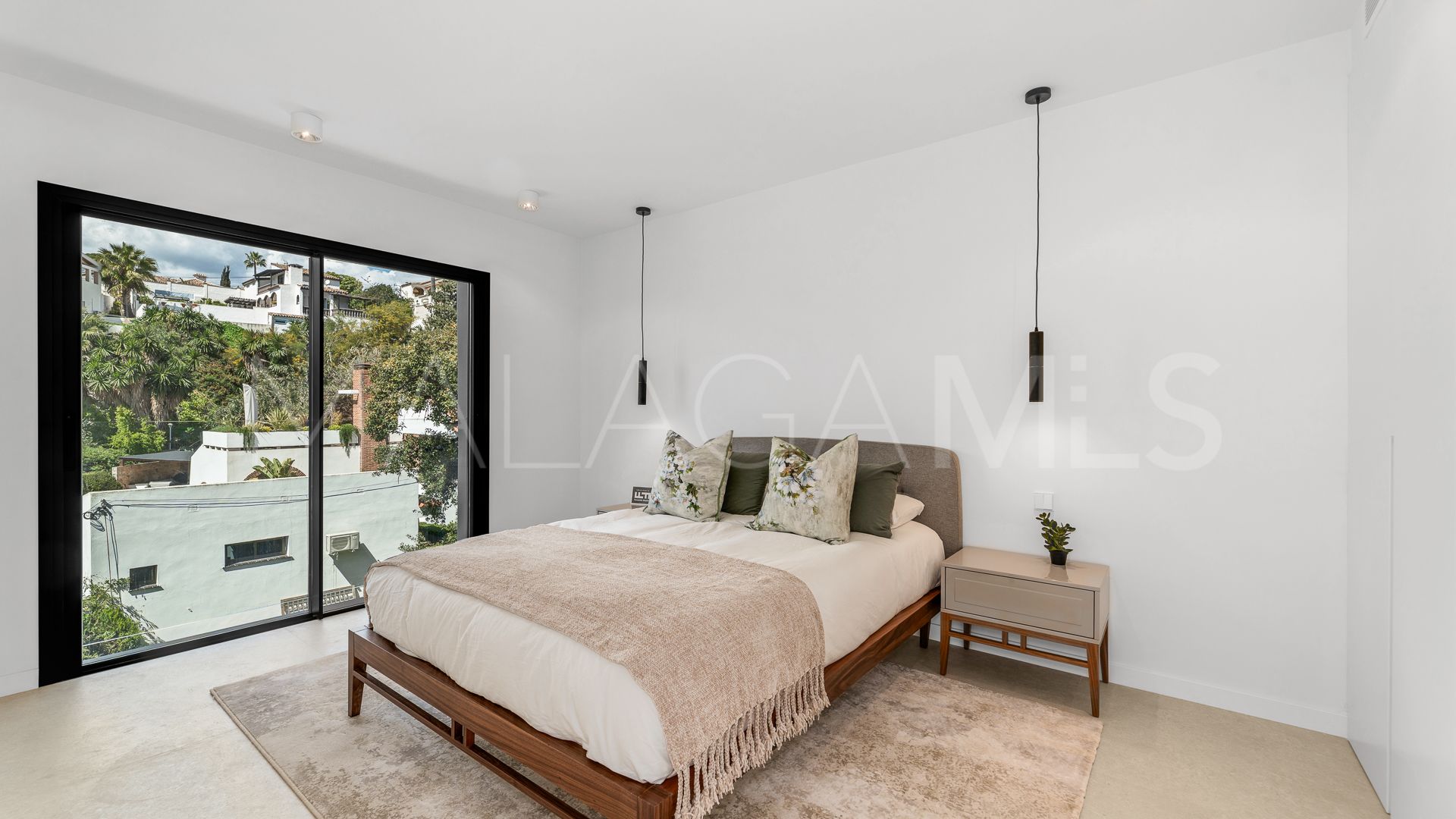 Villa for sale in Elviria