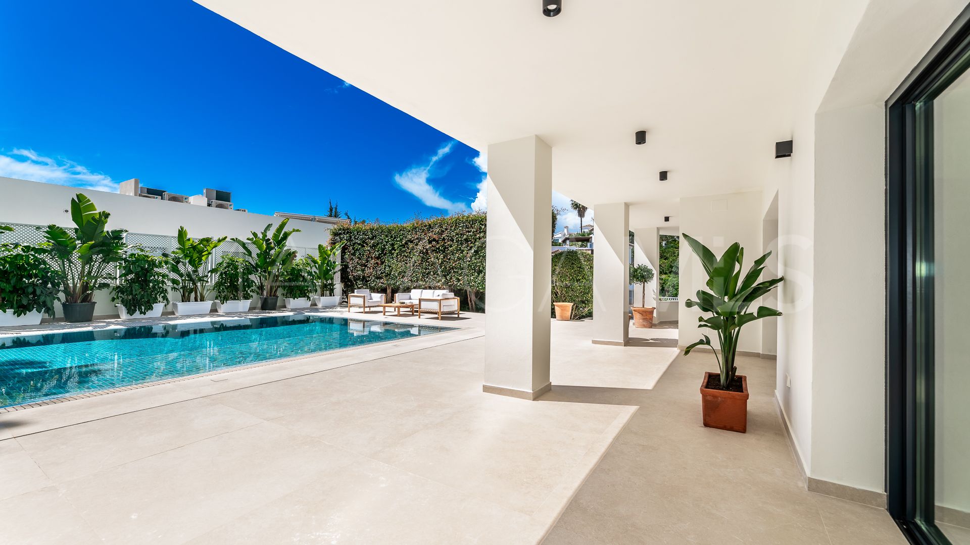 Villa for sale in Elviria