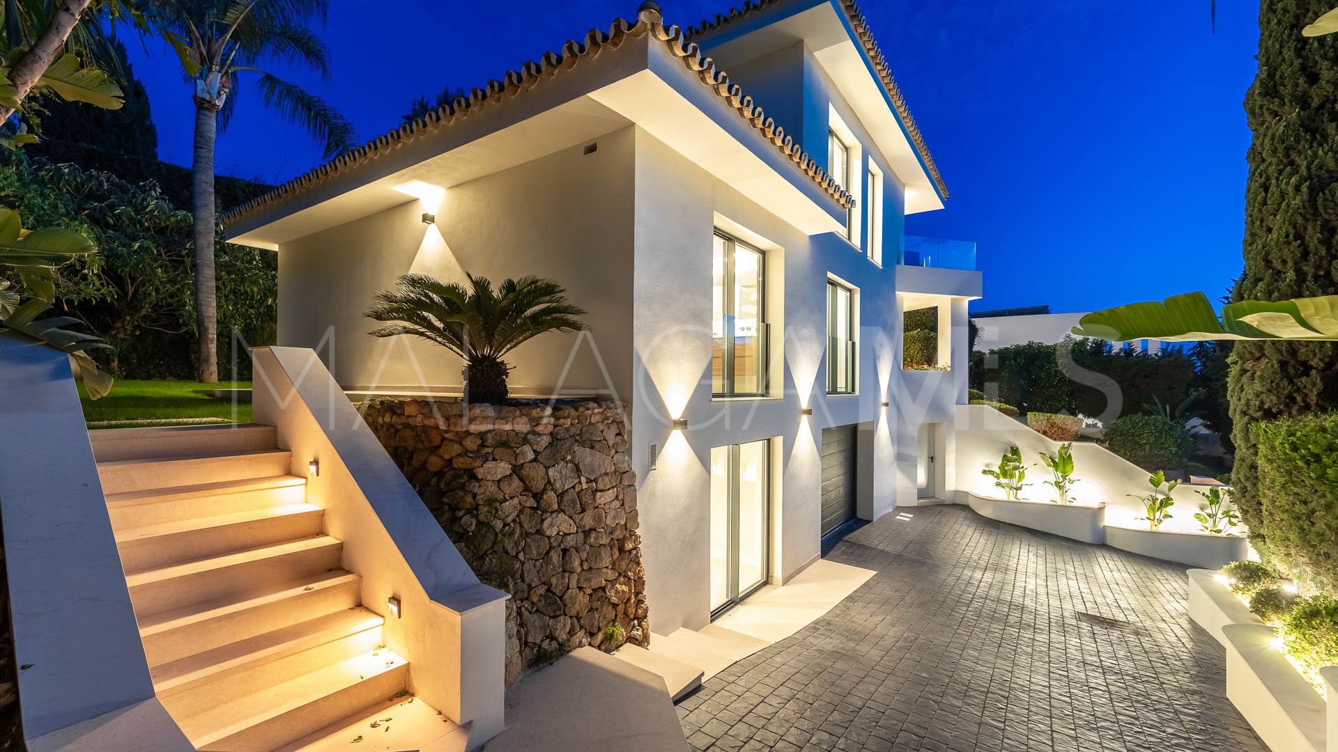 Villa for sale in Elviria