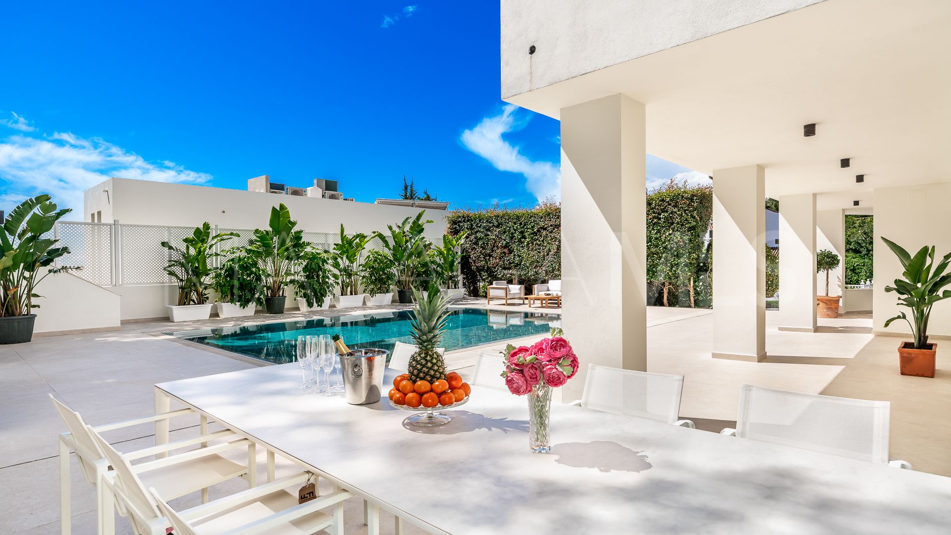 Villa for sale in Elviria