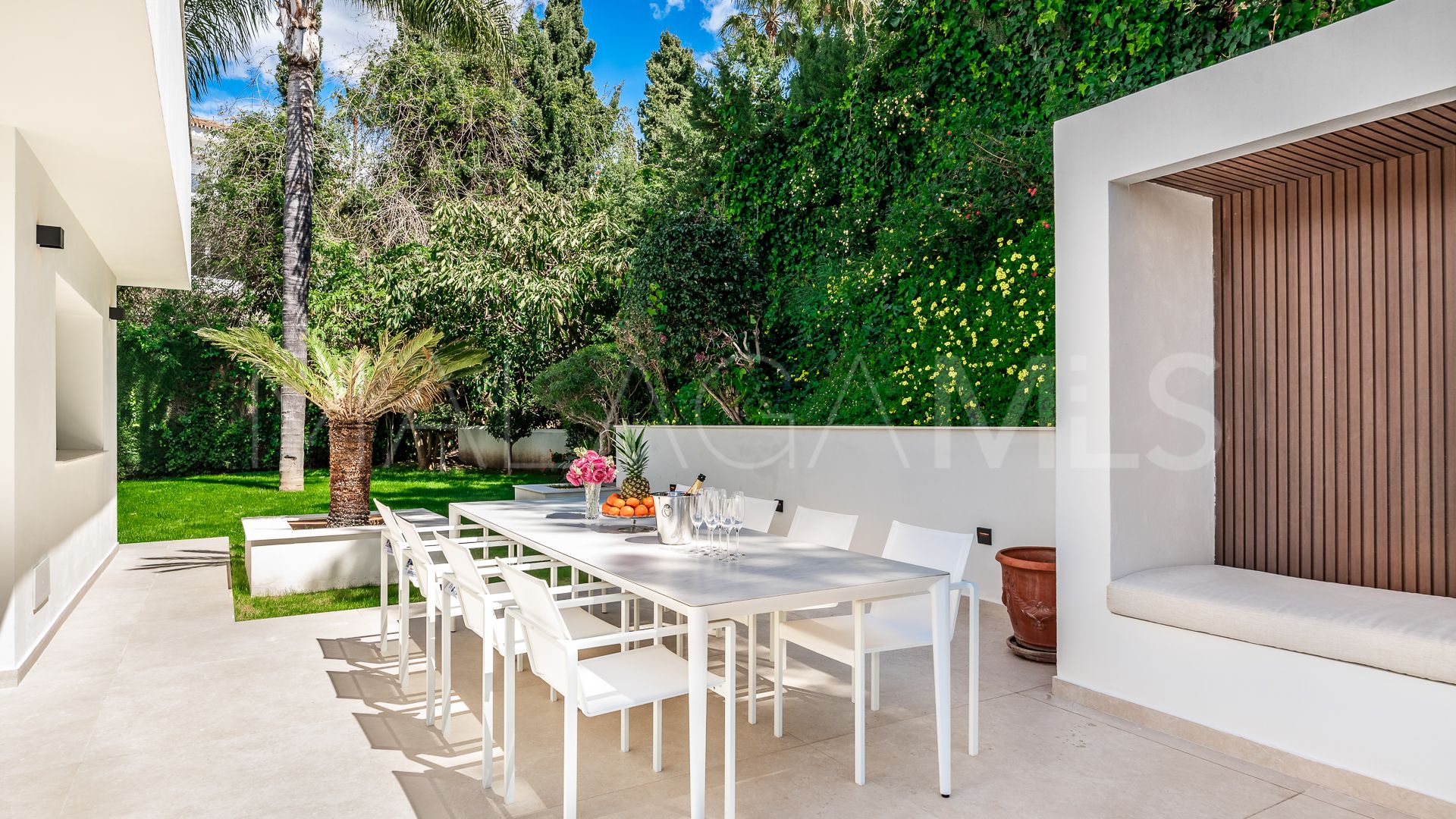 Villa for sale in Elviria