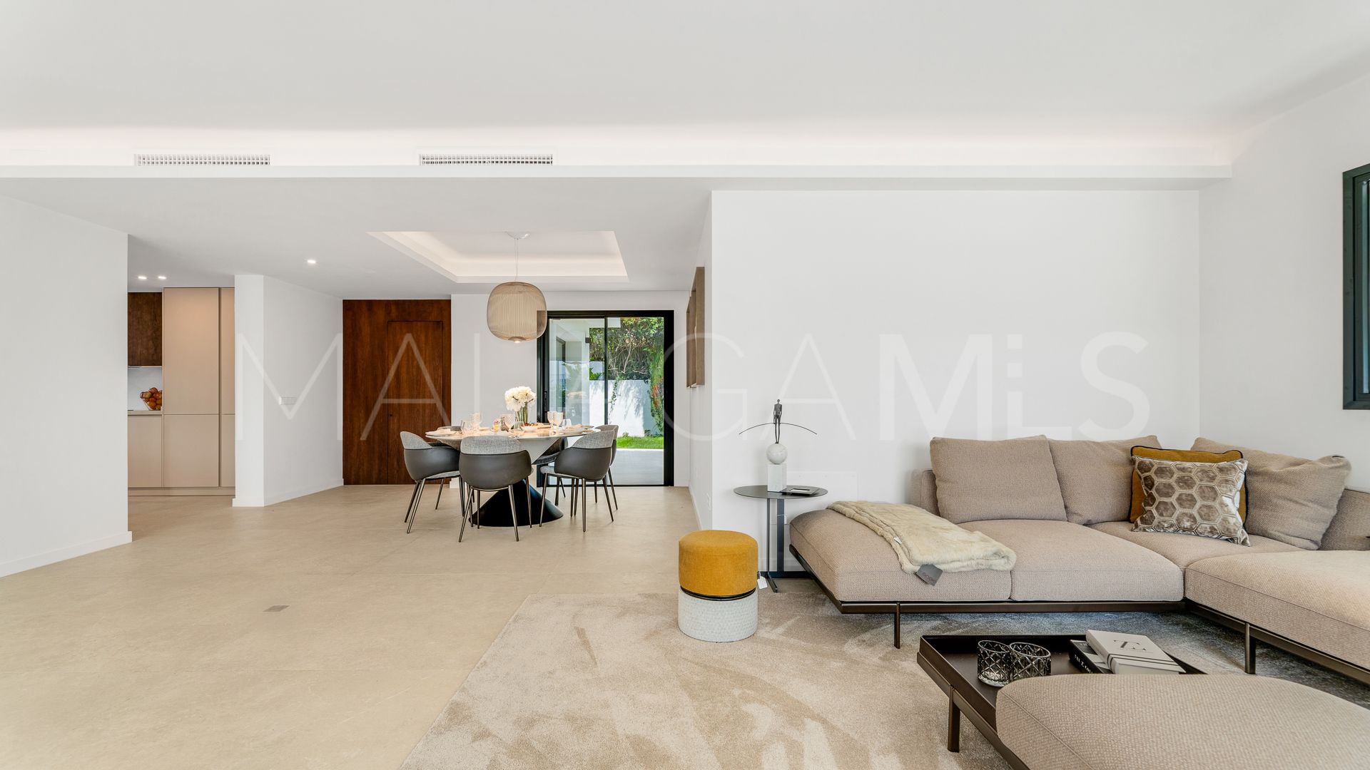 Villa for sale in Elviria