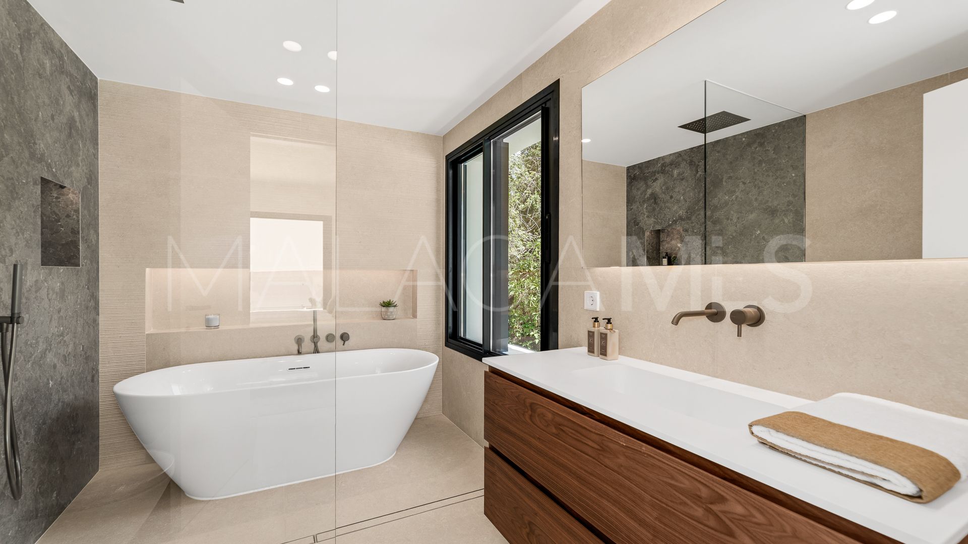 Villa for sale in Elviria