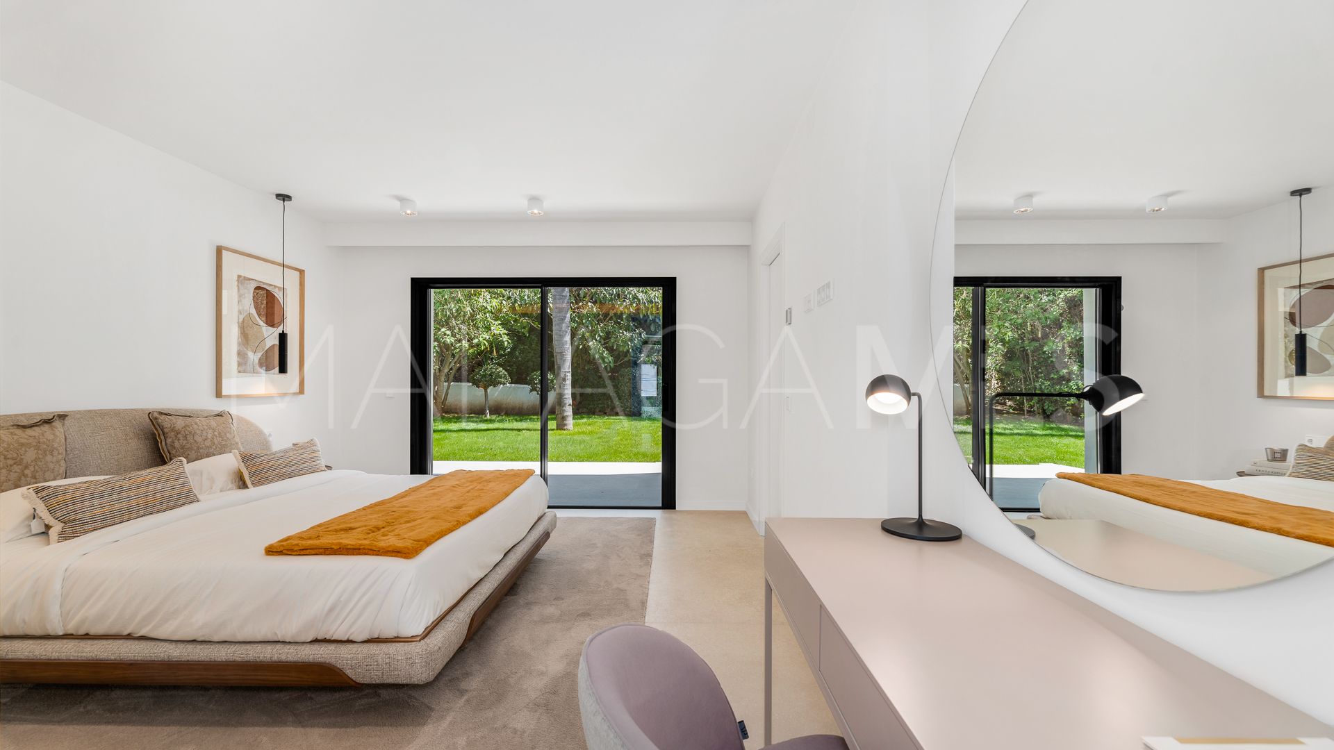 Villa for sale in Elviria