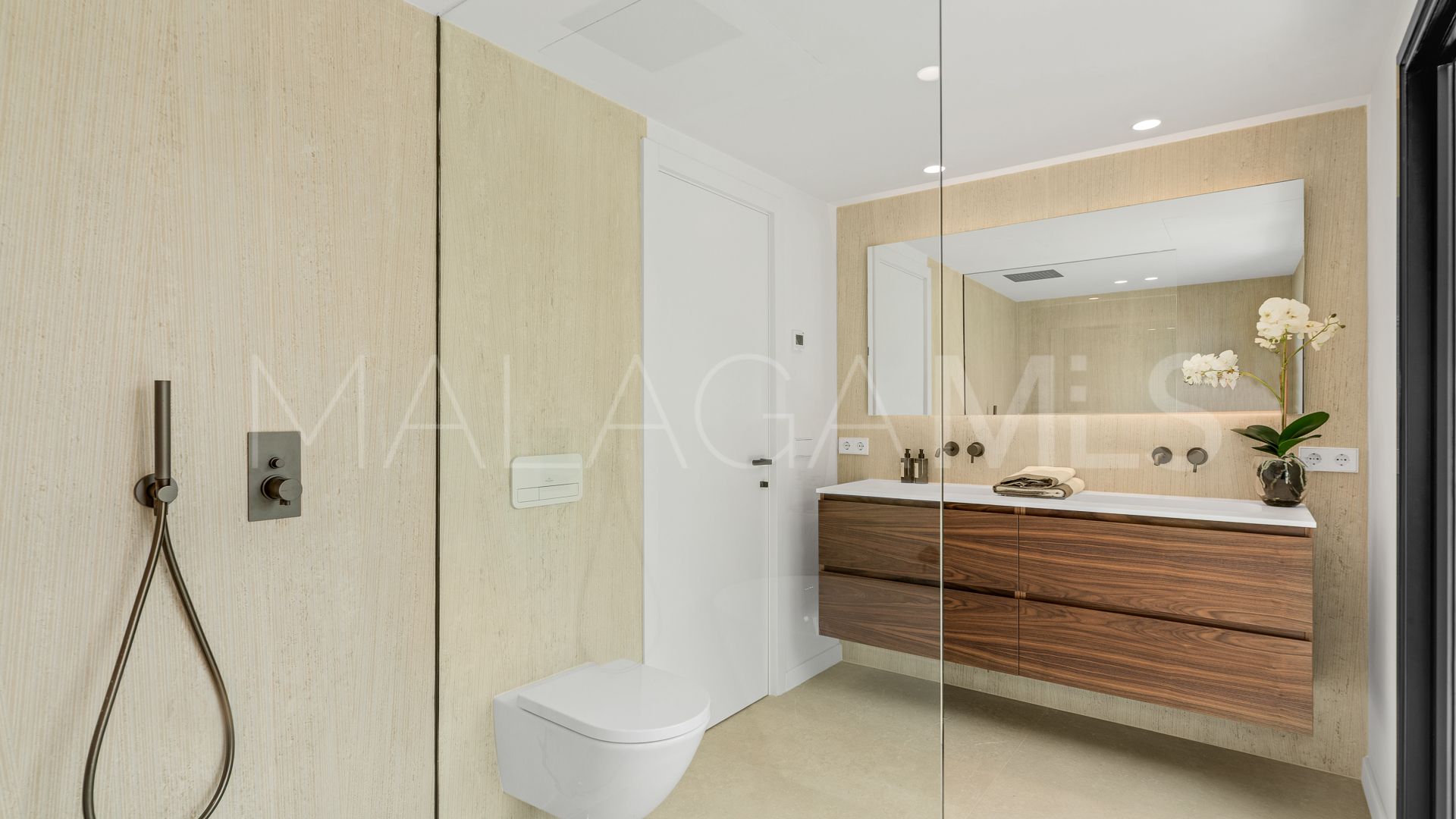 Villa for sale in Elviria