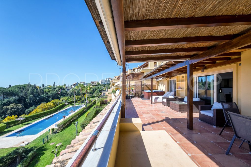 Penthouses with garage for sale in Cascada de Camojan, Marbella Golden Mile