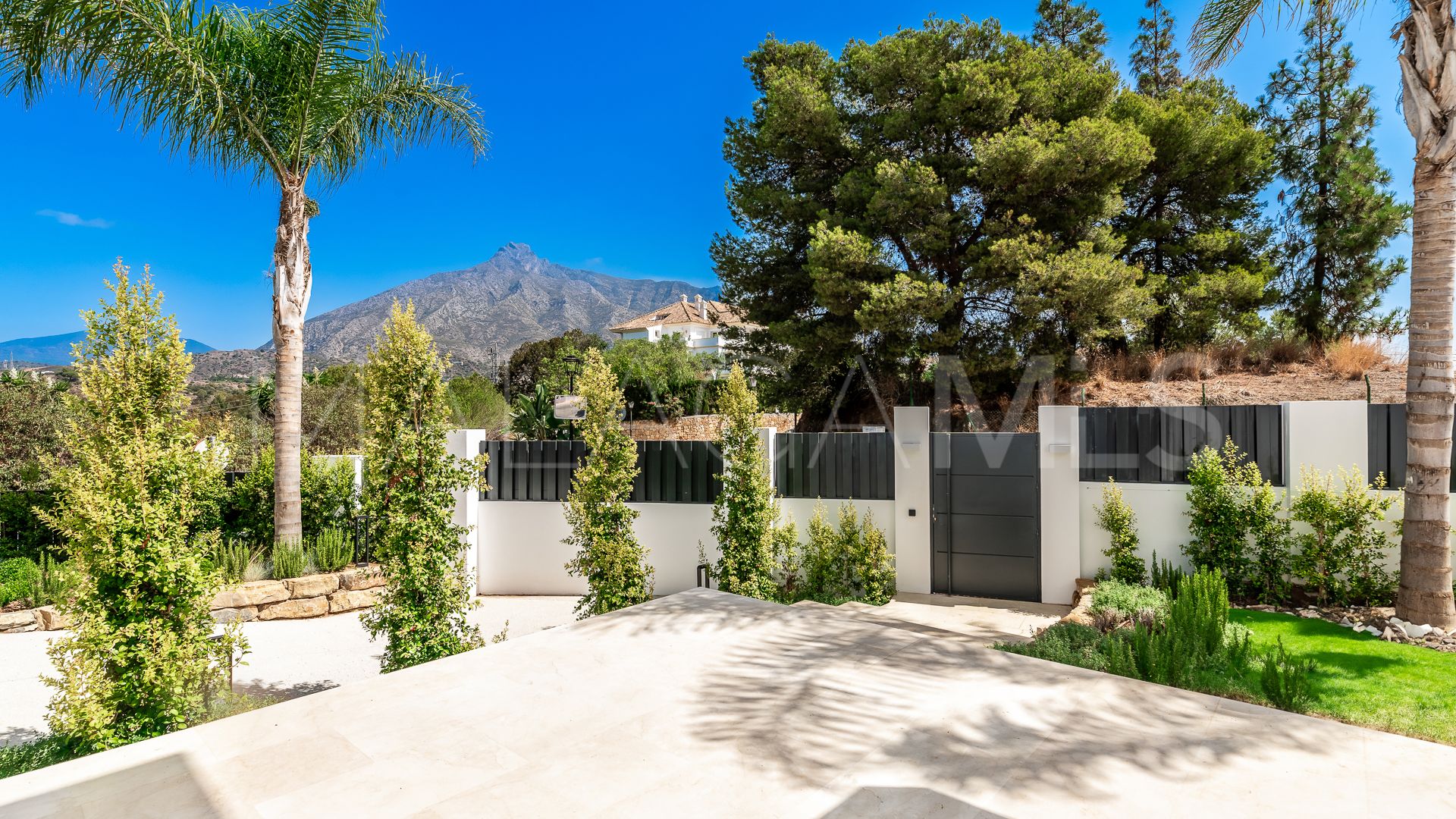 Villa for sale in Marbella Golden Mile with 5 bedrooms