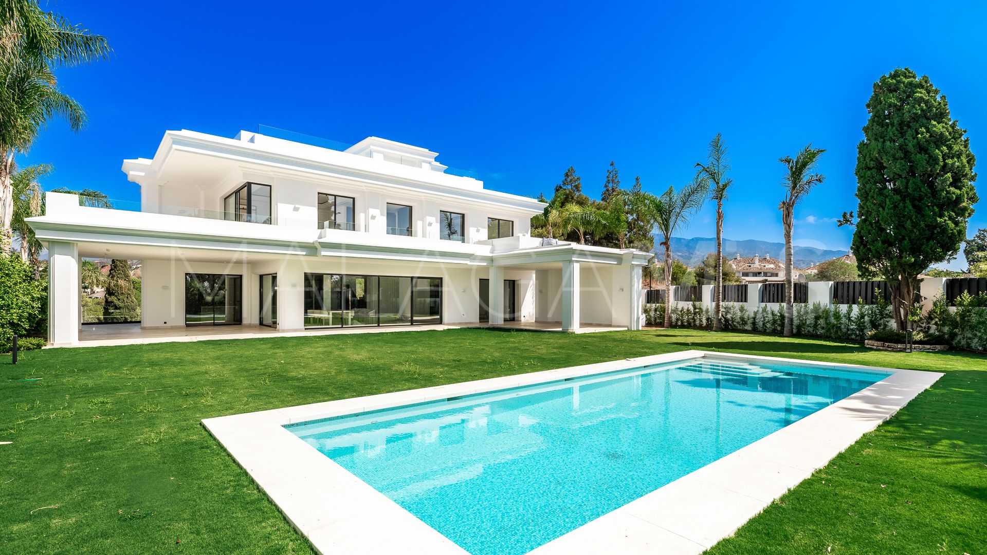 Villa for sale in Marbella Golden Mile with 5 bedrooms