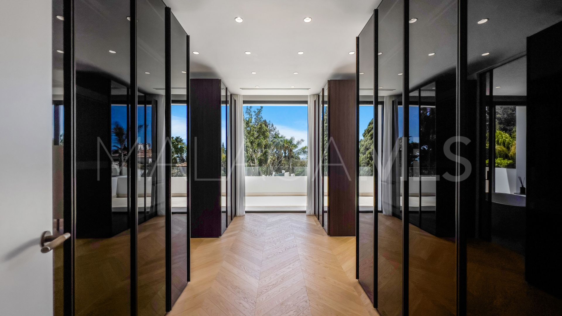Villa for sale in Marbella Golden Mile with 5 bedrooms