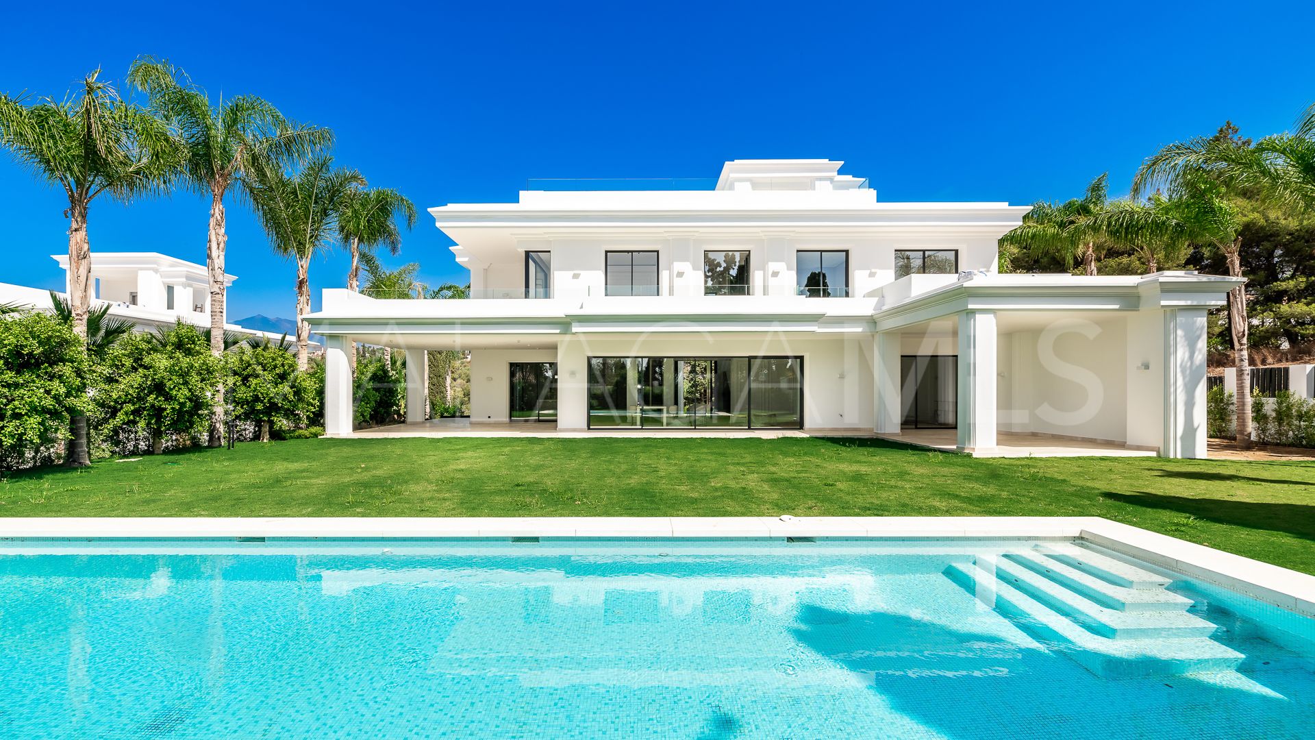 Villa for sale in Marbella Golden Mile with 5 bedrooms