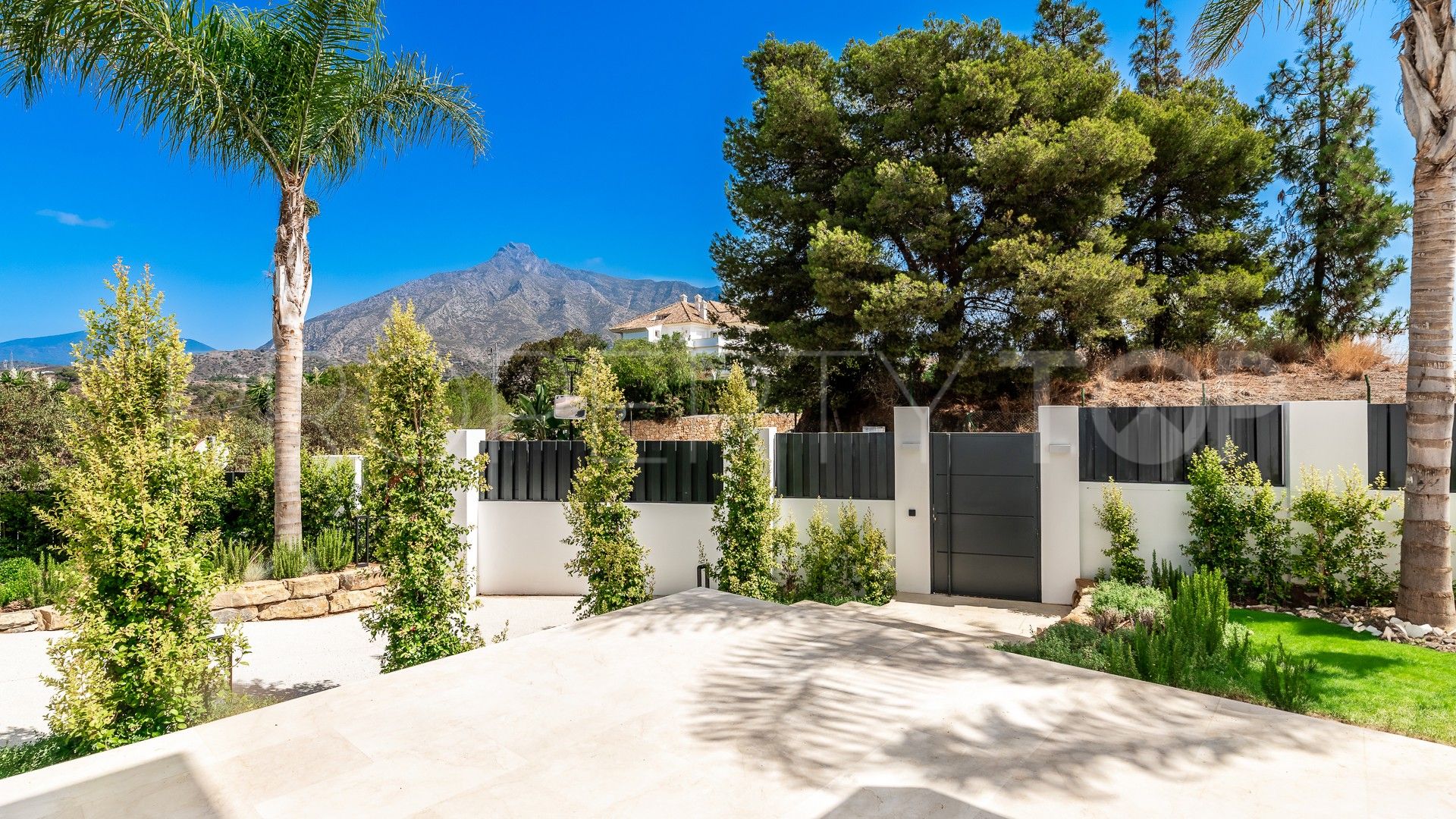 Villa en venta con 5 dormitorios en Las Lomas del Marbella Club