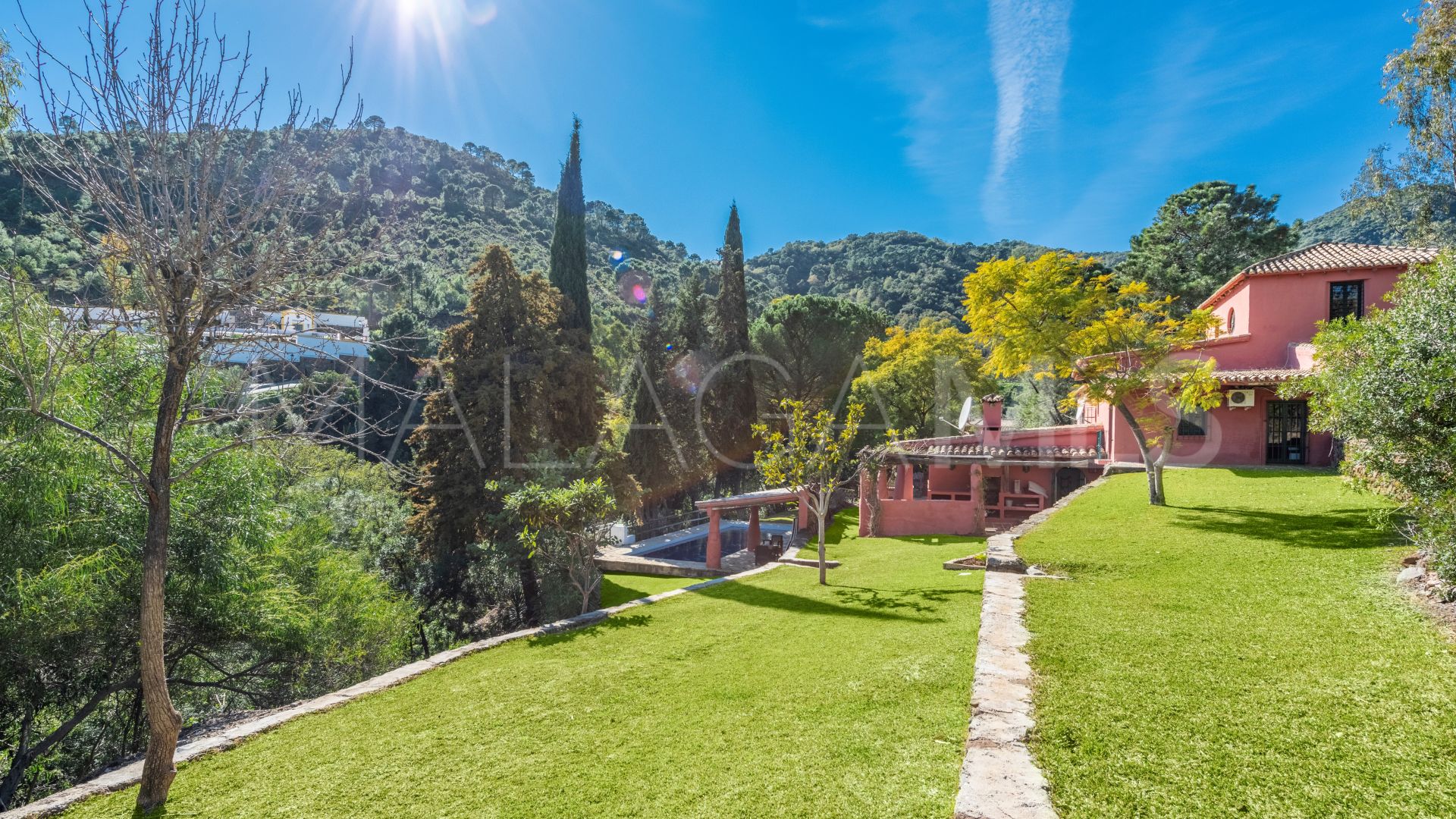 Villa for sale in Benahavis Centro