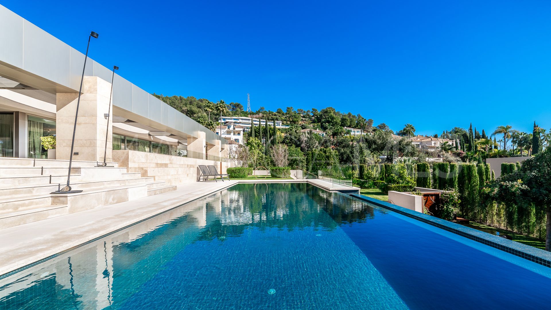 Villa for sale in Cascada de Camojan