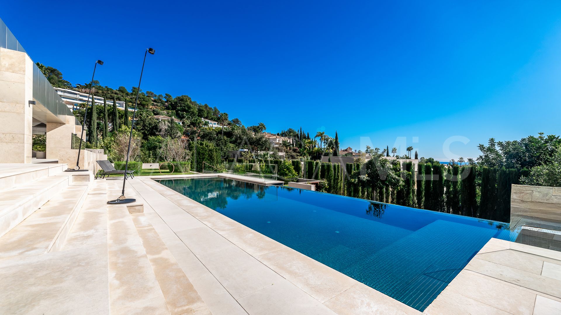Villa for sale in Cascada de Camojan