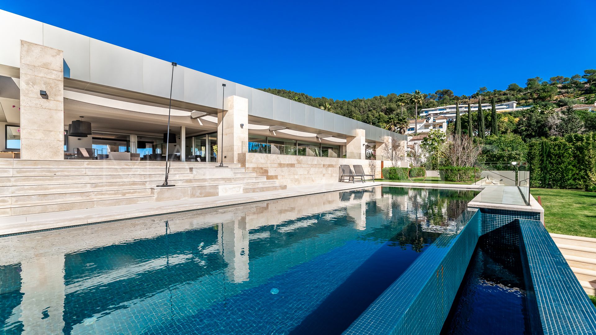 Villa for sale in Cascada de Camojan
