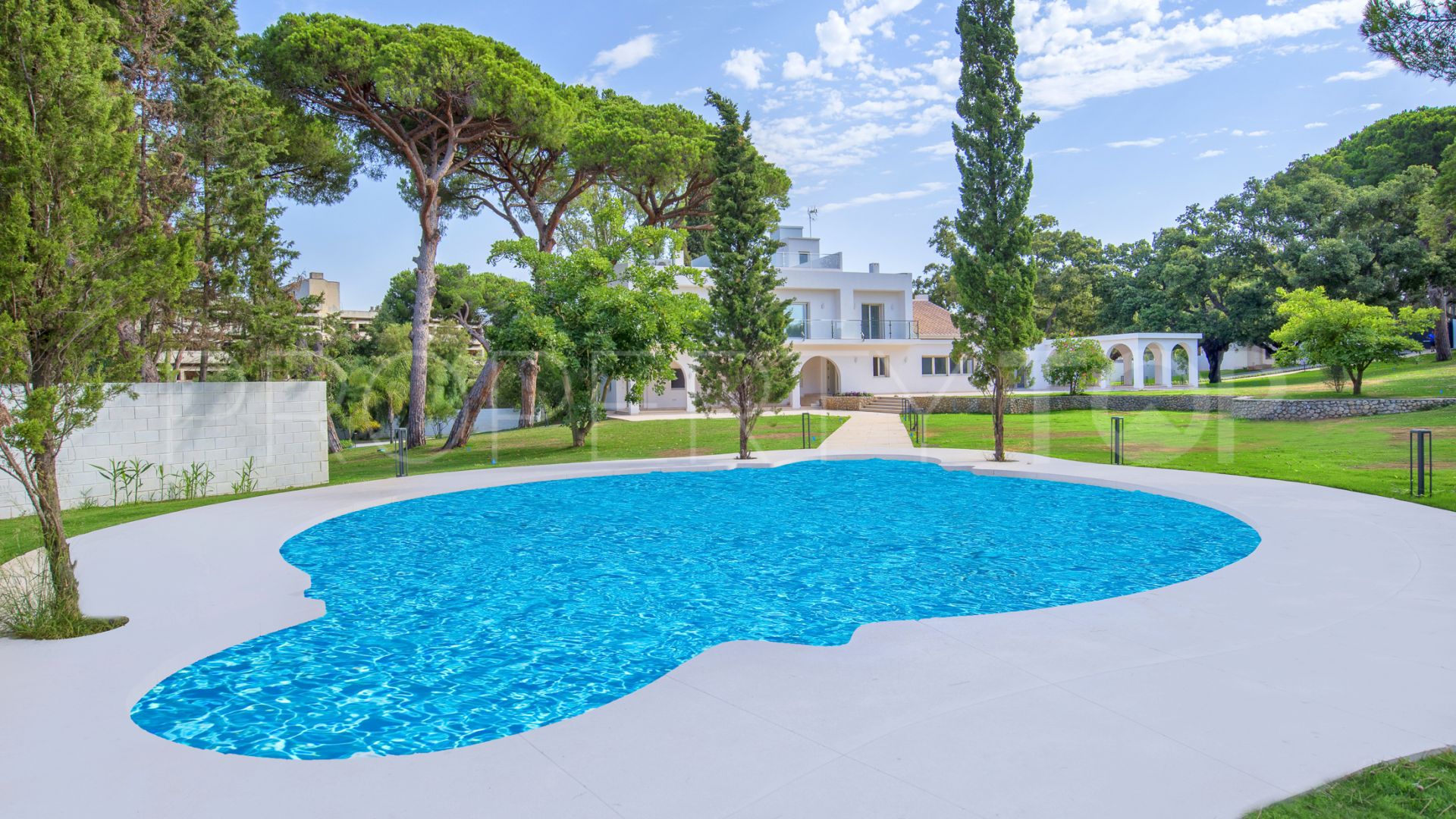 Villa for sale in Elviria with 6 bedrooms