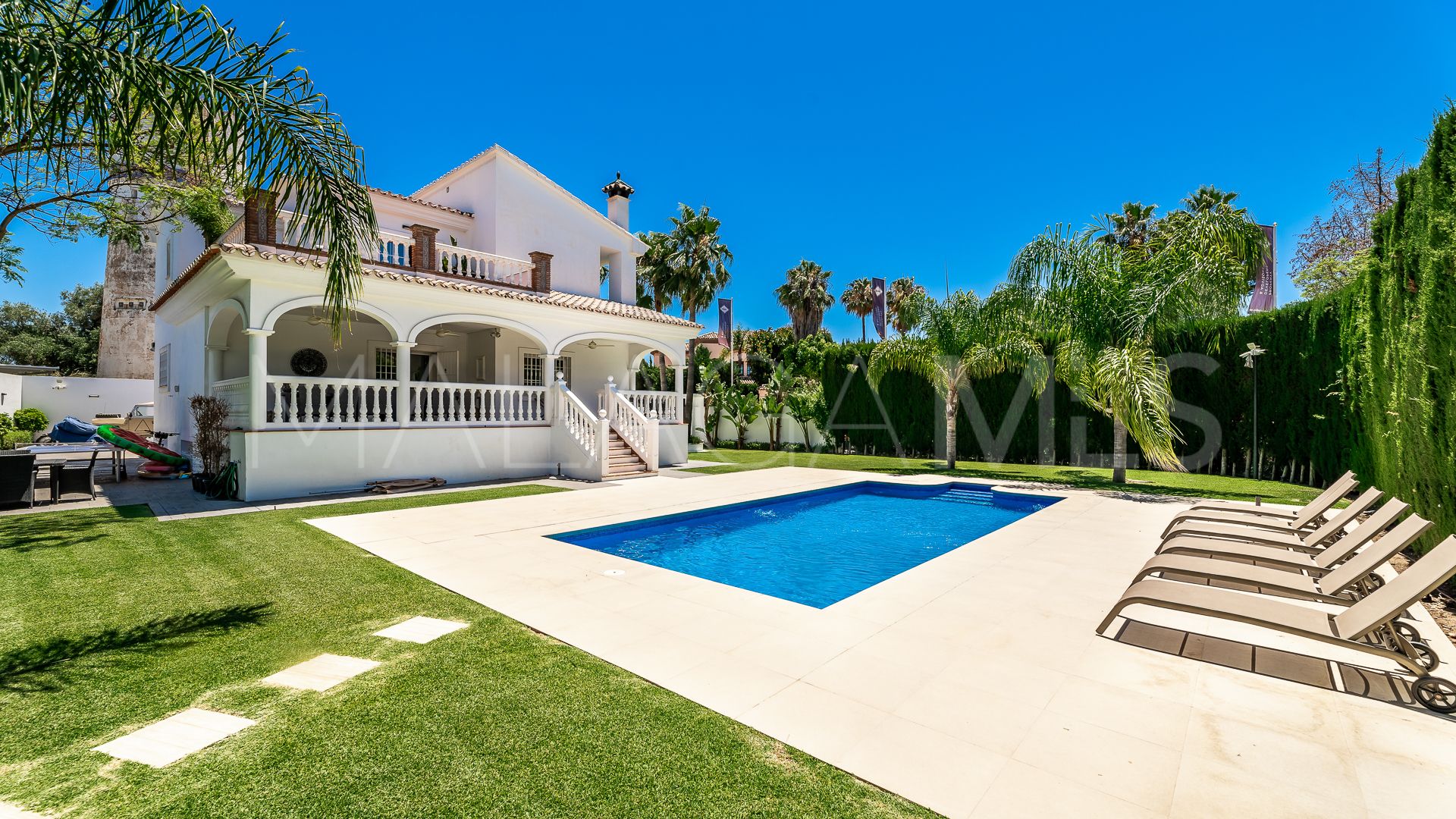 For sale villa with 5 bedrooms in Nueva Andalucia
