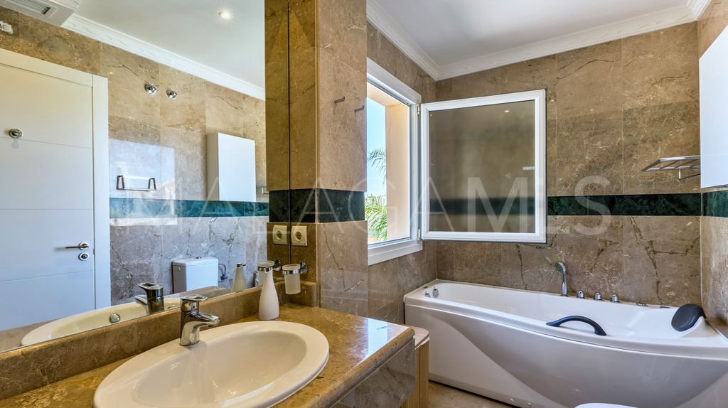 For sale Nueva Andalucia apartment with 3 bedrooms