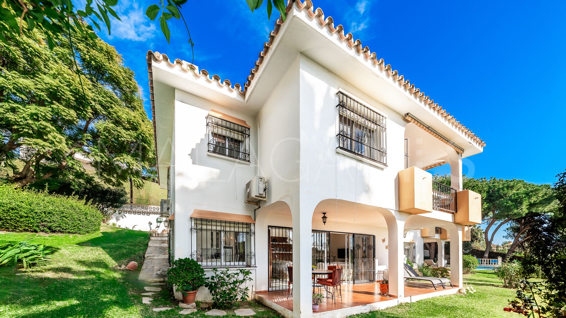 Villa for sale in Elviria