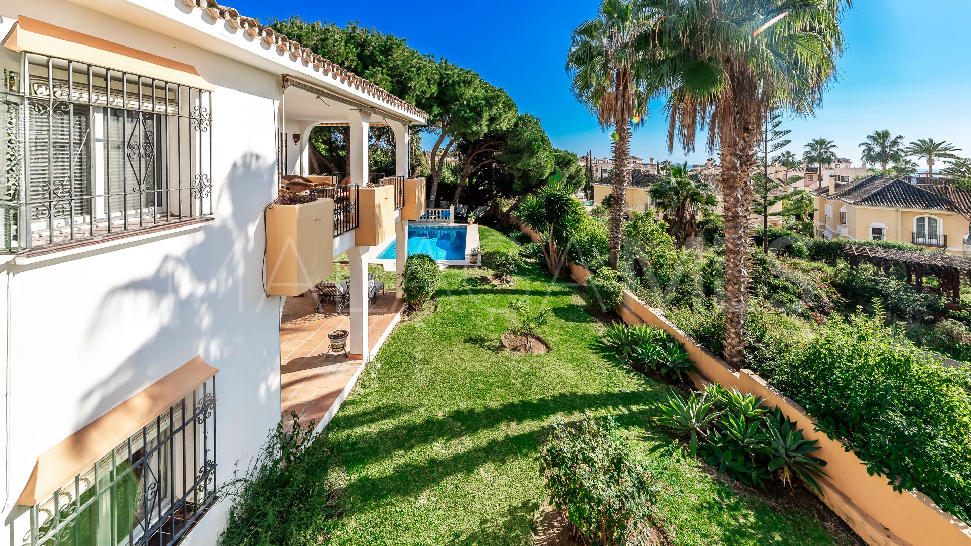 Villa for sale in Elviria