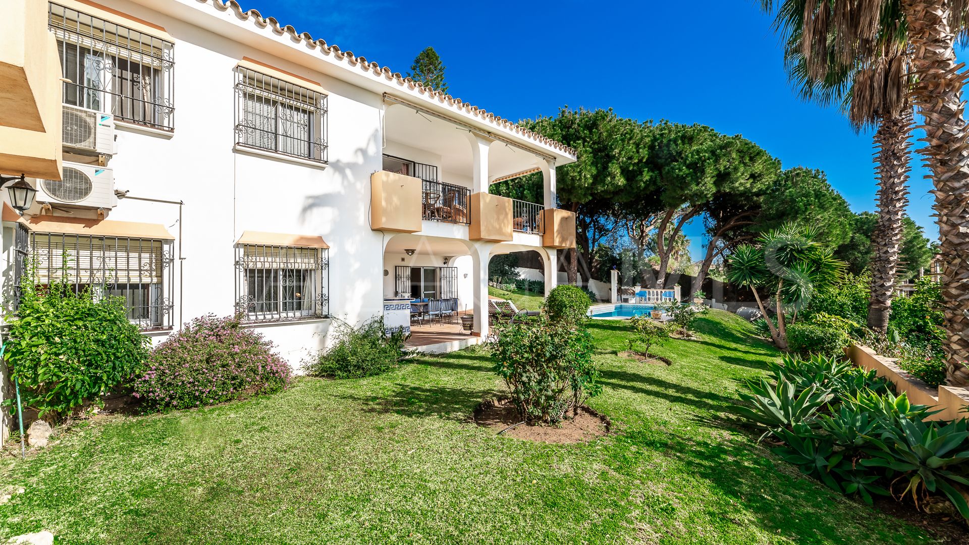 Villa for sale in Elviria