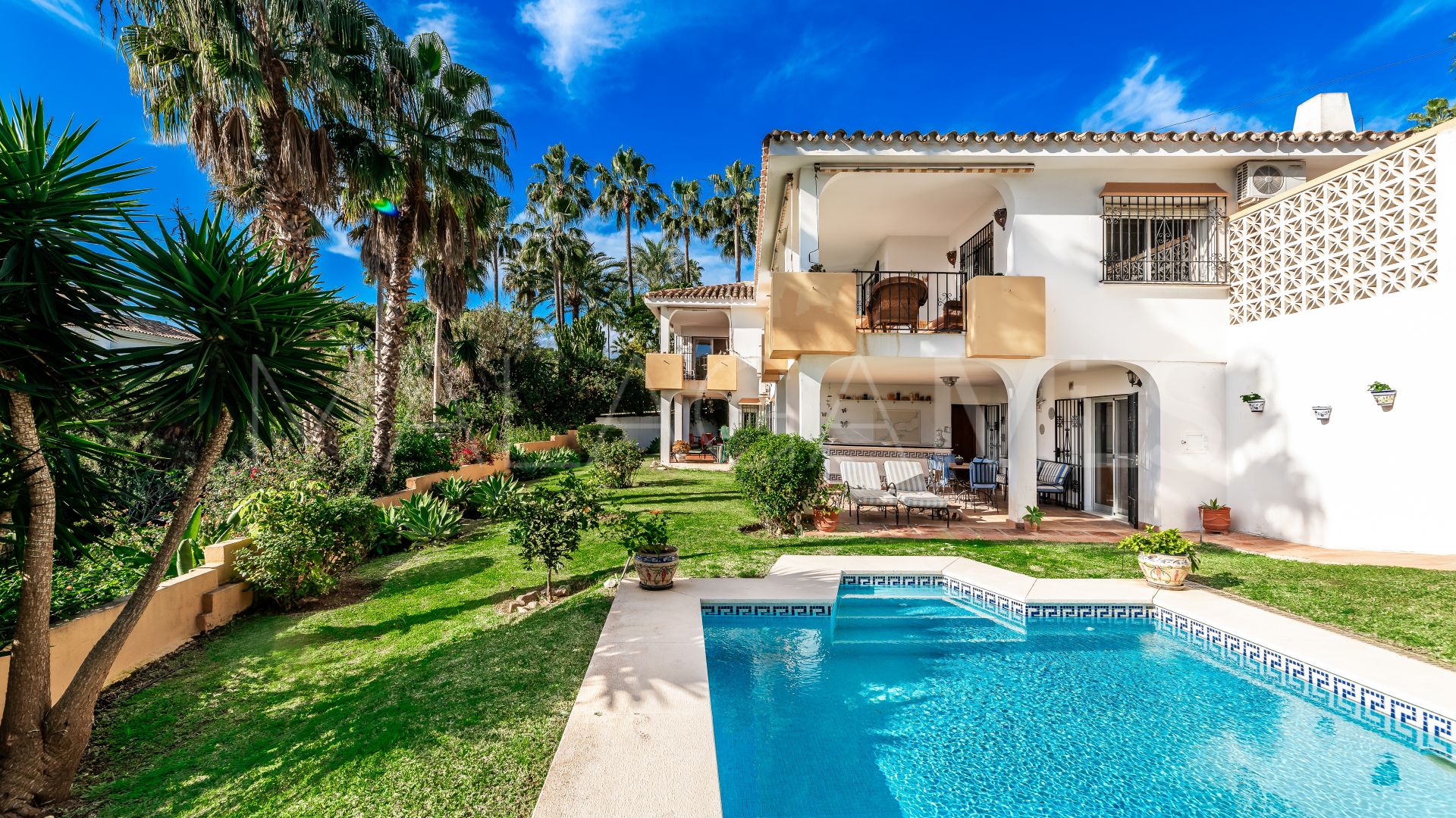 Villa for sale in Elviria