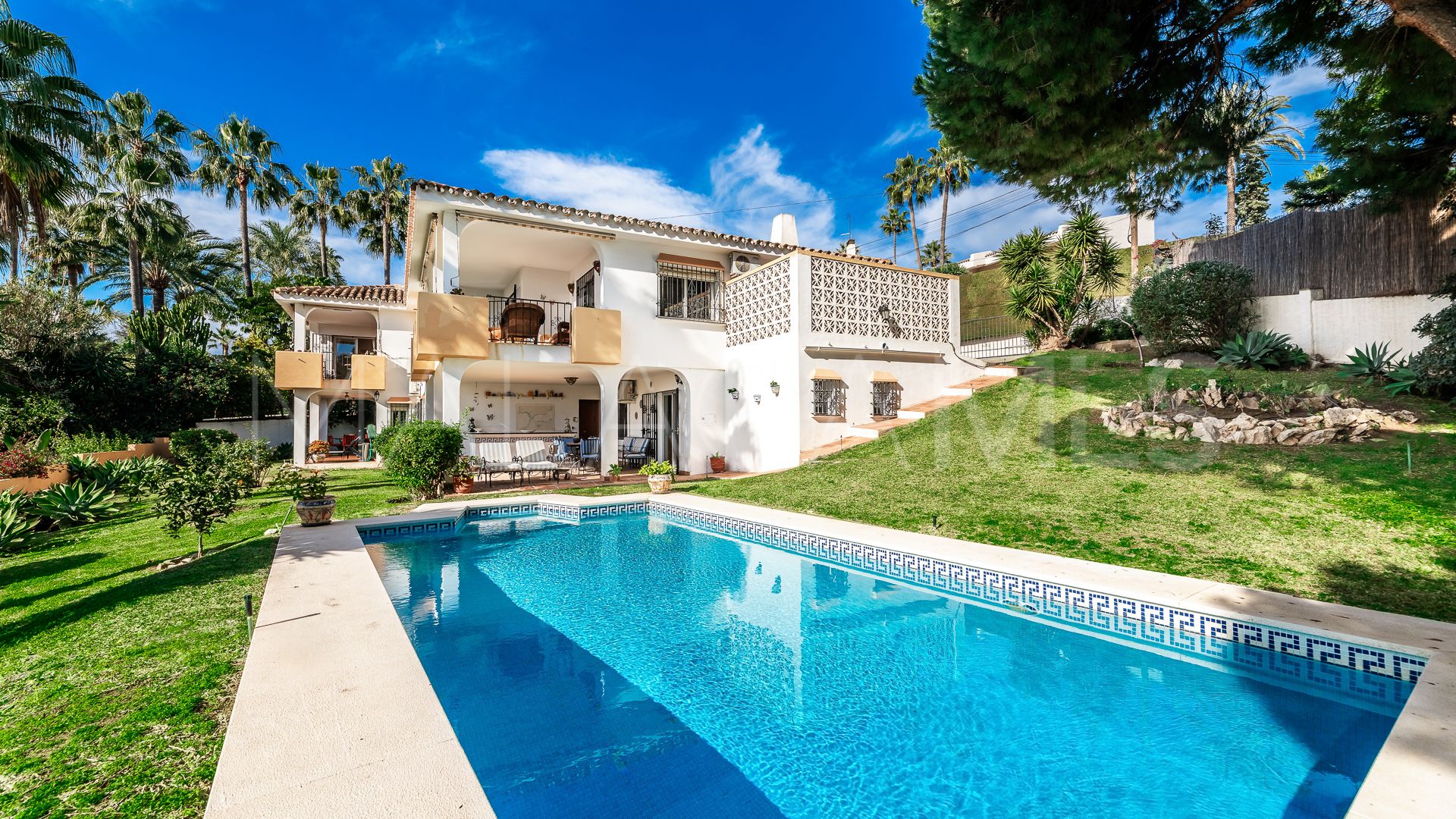 Villa for sale in Elviria