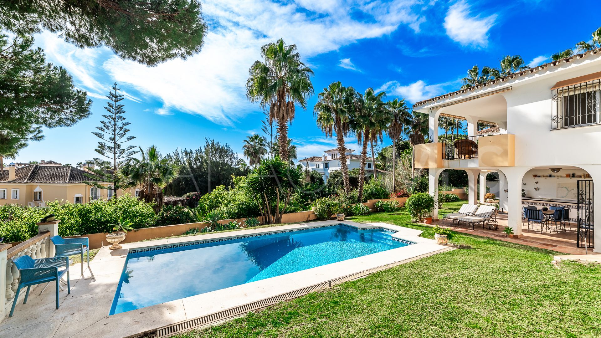 Villa for sale in Elviria