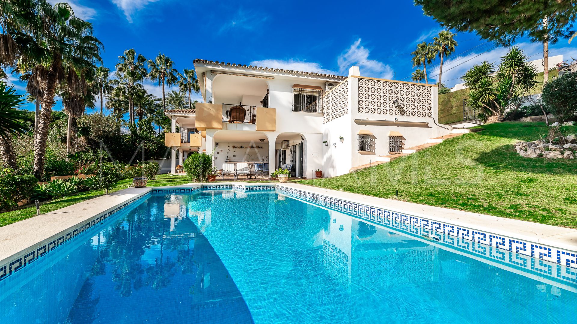 Villa for sale in Elviria