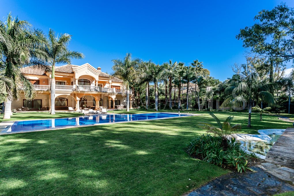 Villa for sale in Guadalmina Baja