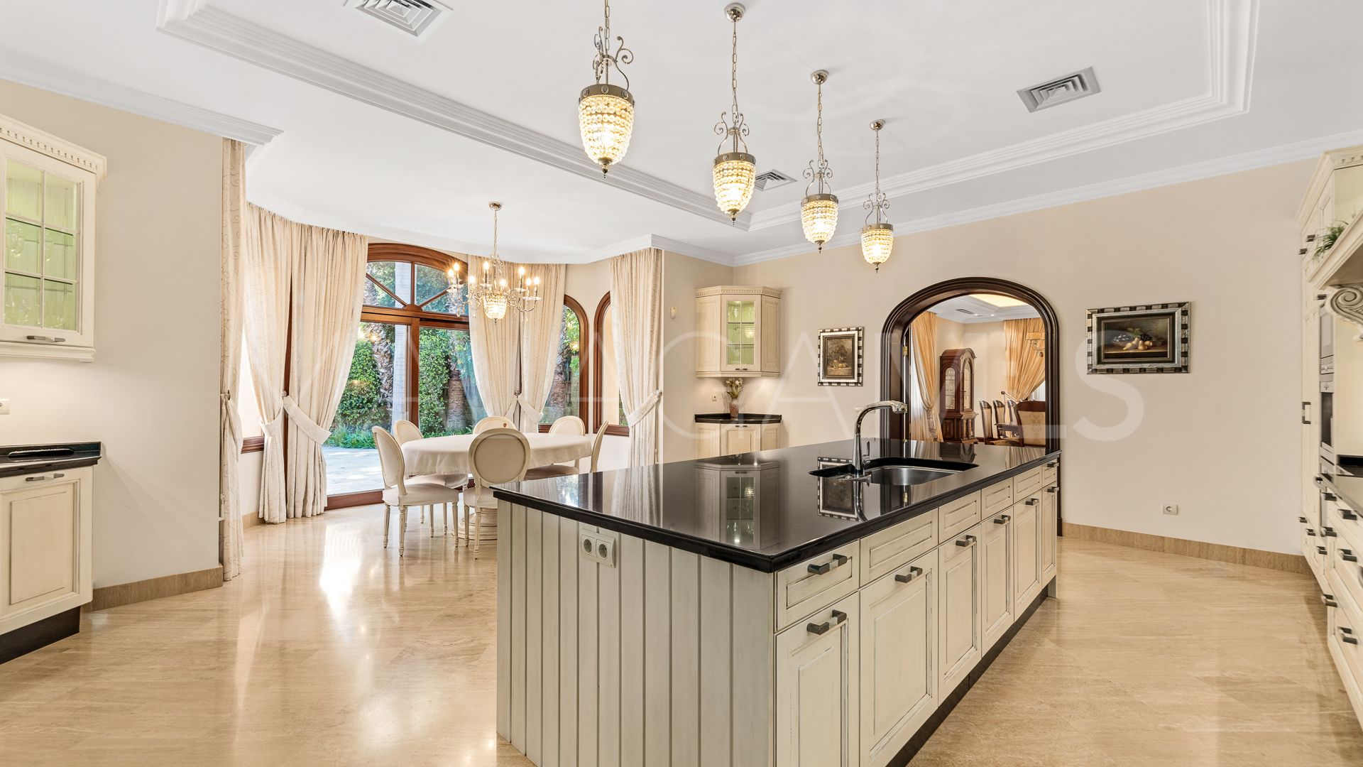 Guadalmina Baja, villa de 8 bedrooms for sale
