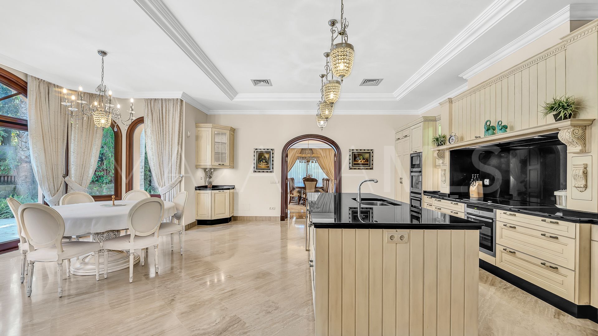 Guadalmina Baja, villa de 8 bedrooms for sale