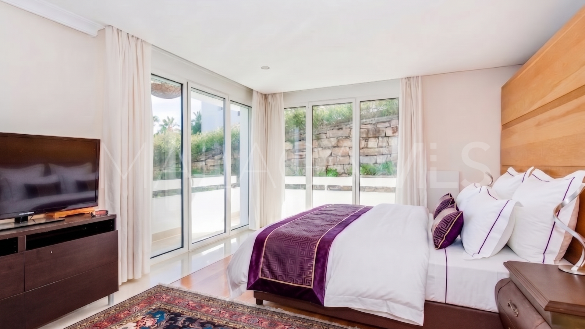 Villa for sale in Altos de Elviria