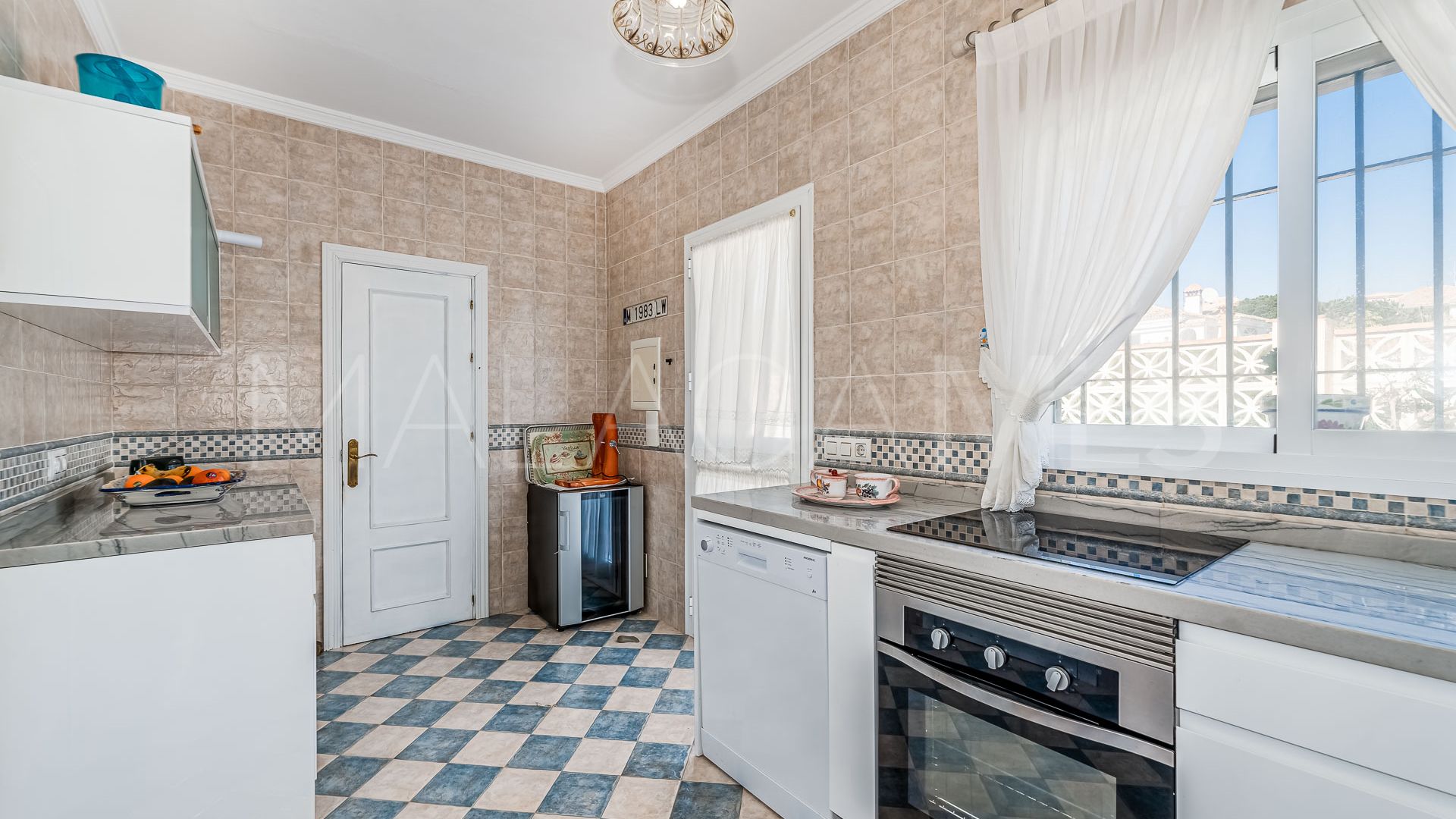 Villa for sale in Elviria