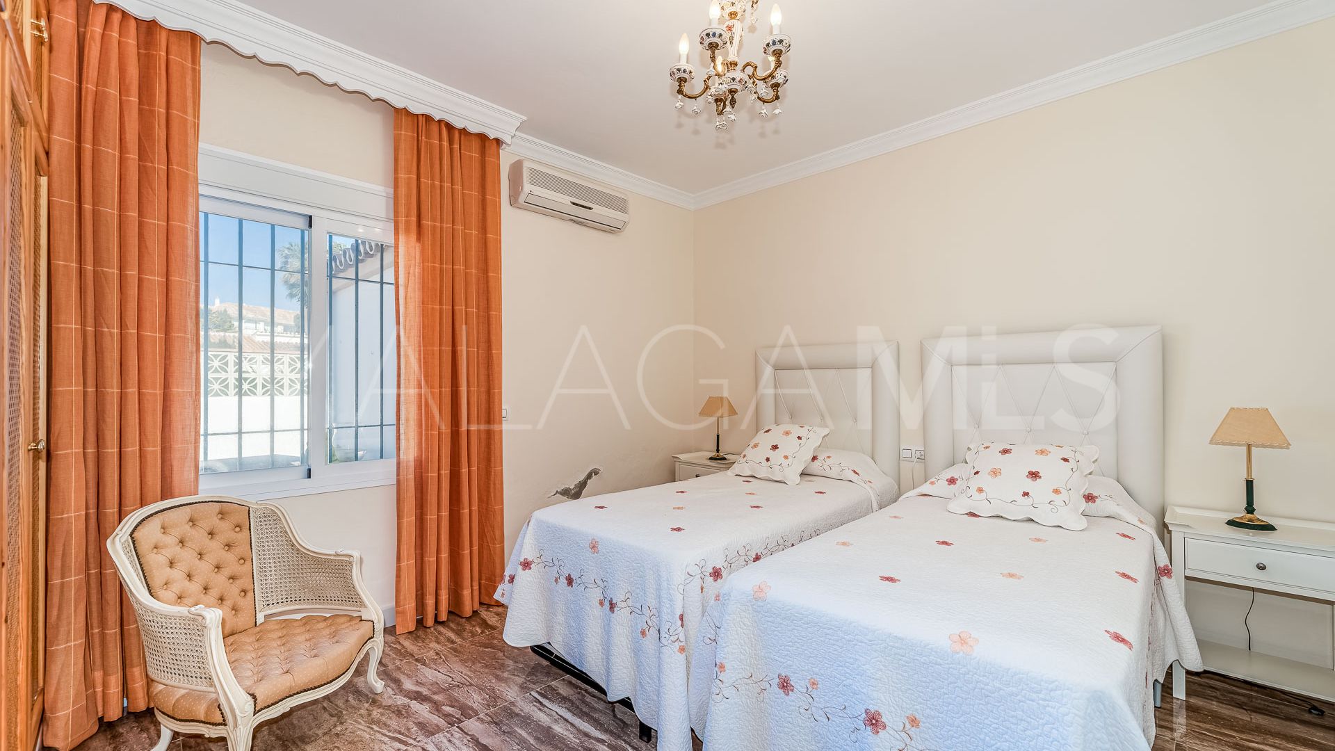 Villa for sale in Elviria