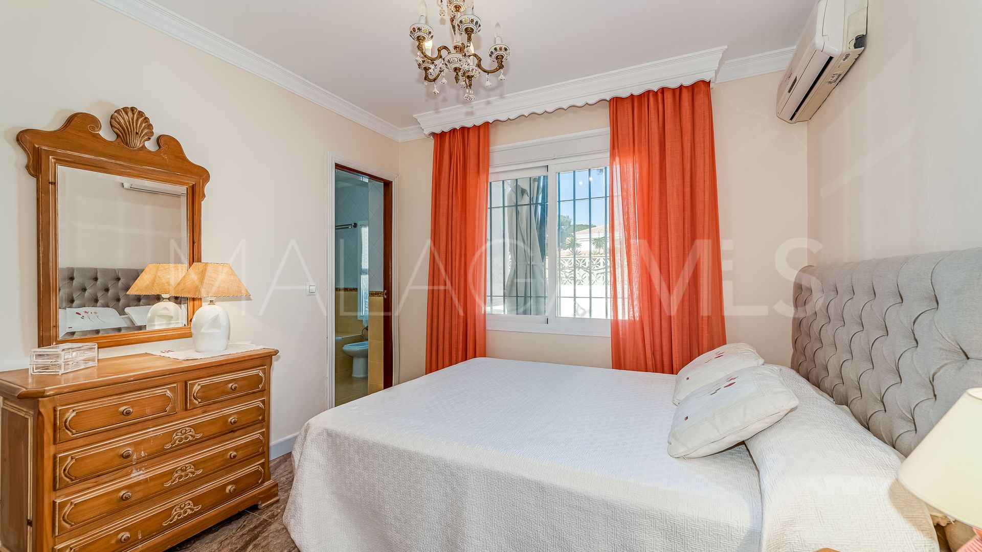 Villa for sale in Elviria