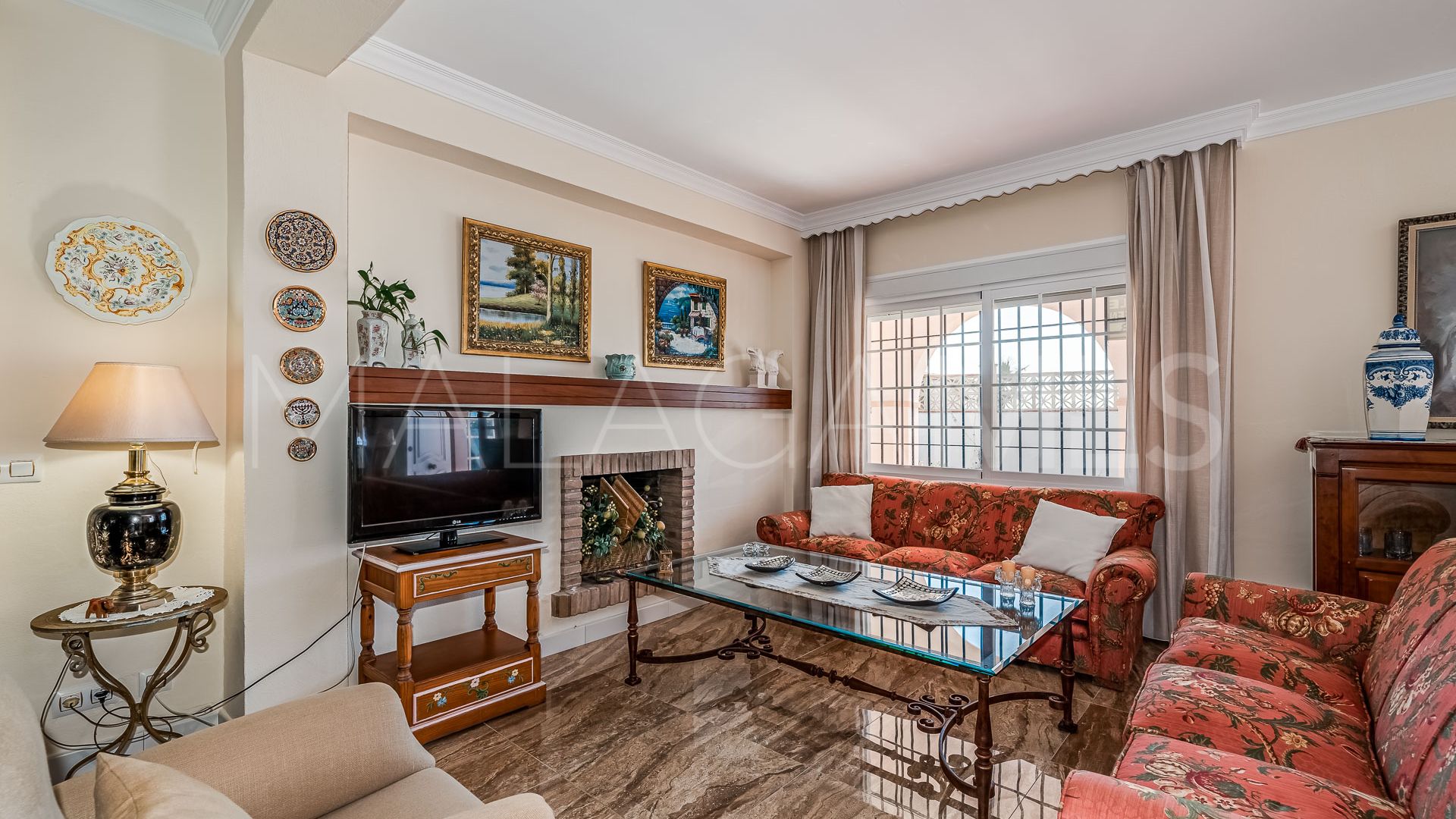 Villa for sale in Elviria