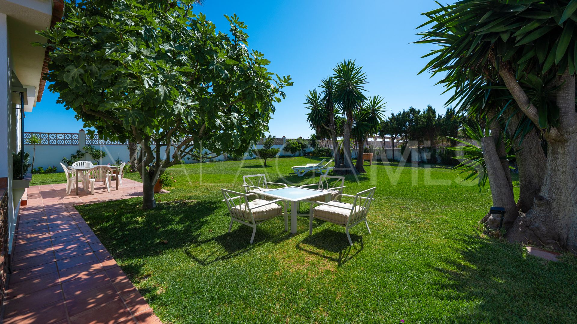 Villa for sale in Elviria