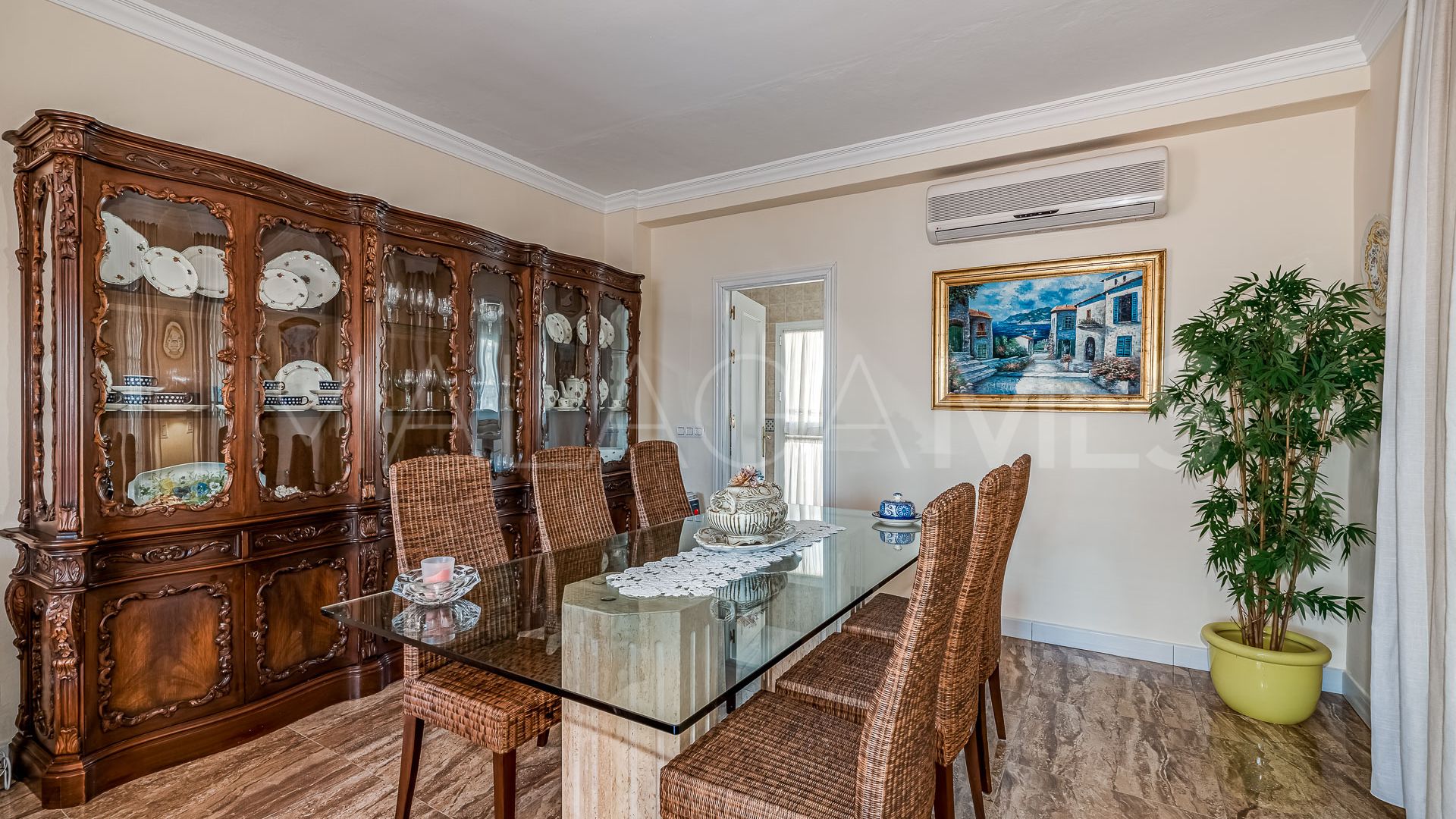 Villa for sale in Elviria