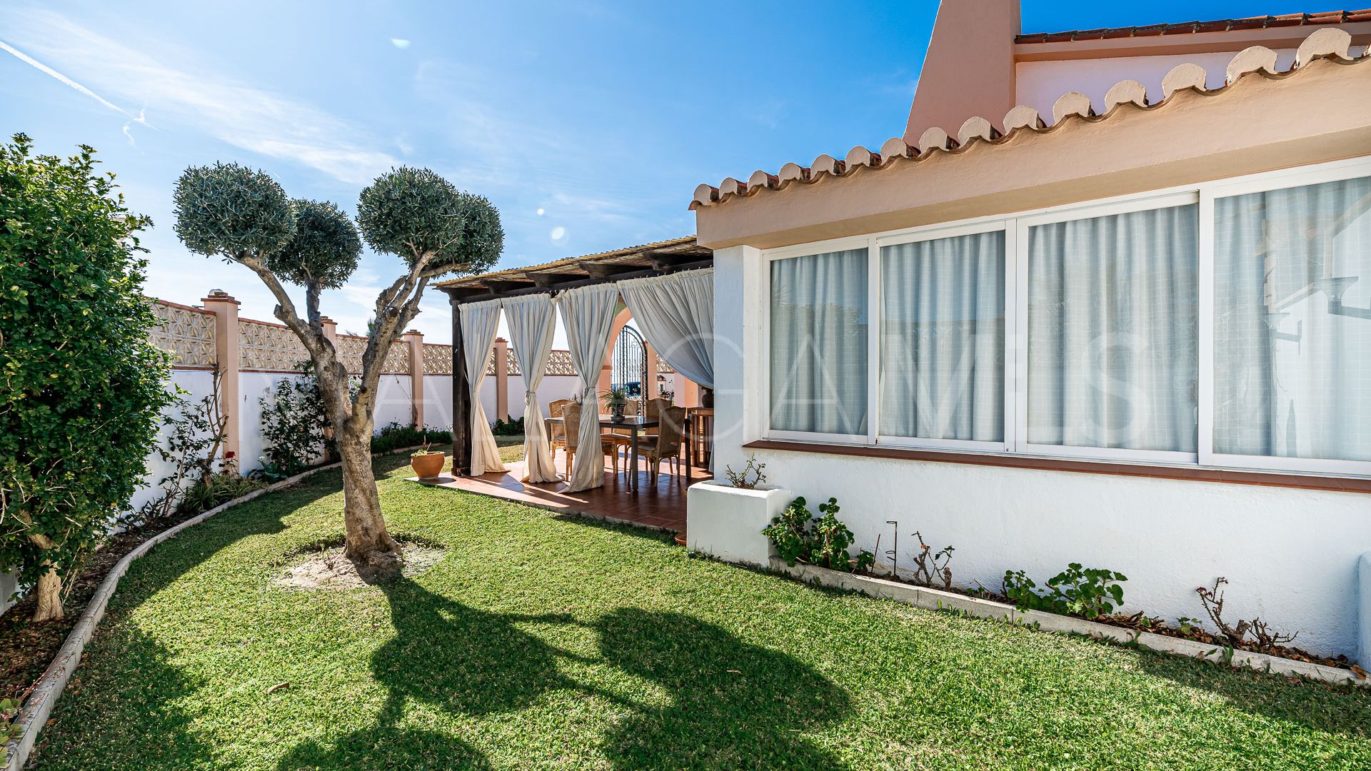 Villa for sale in Elviria