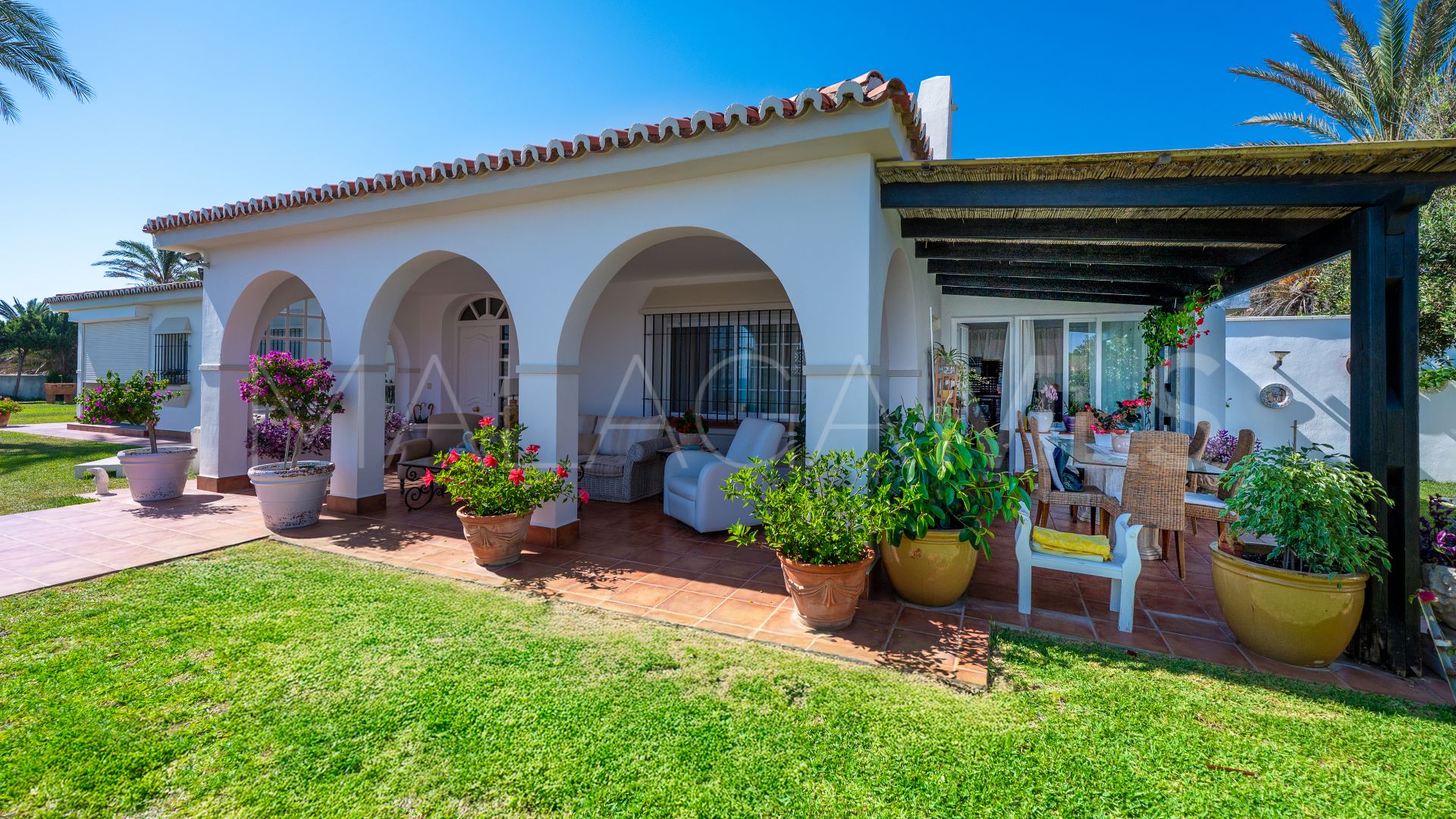 Villa for sale in Elviria