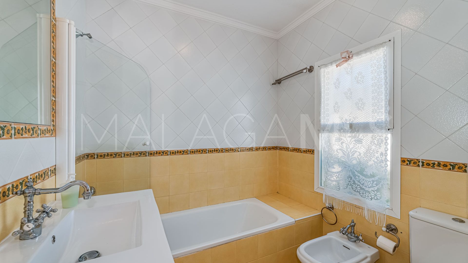 Villa for sale in Elviria