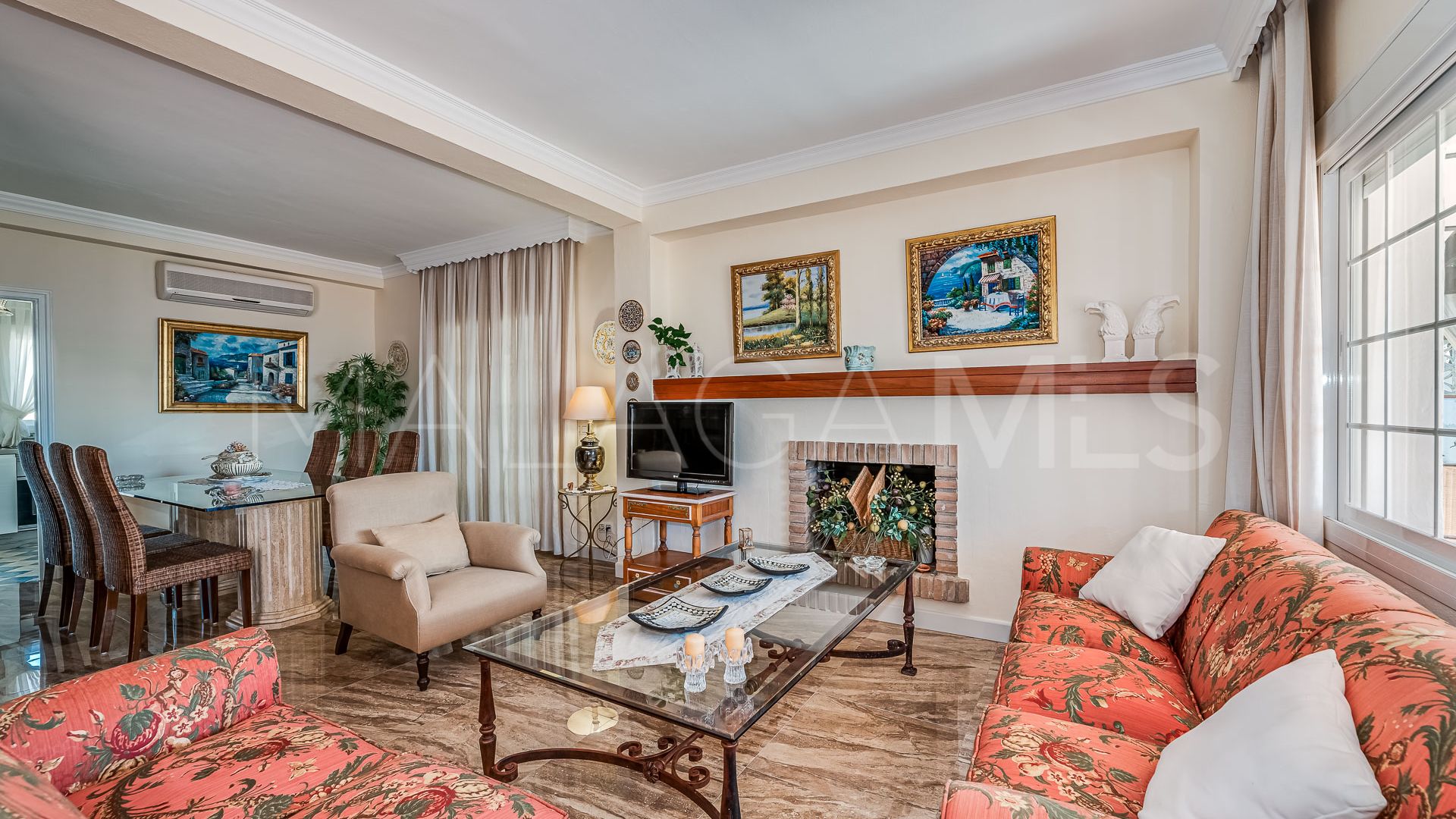 Villa for sale in Elviria