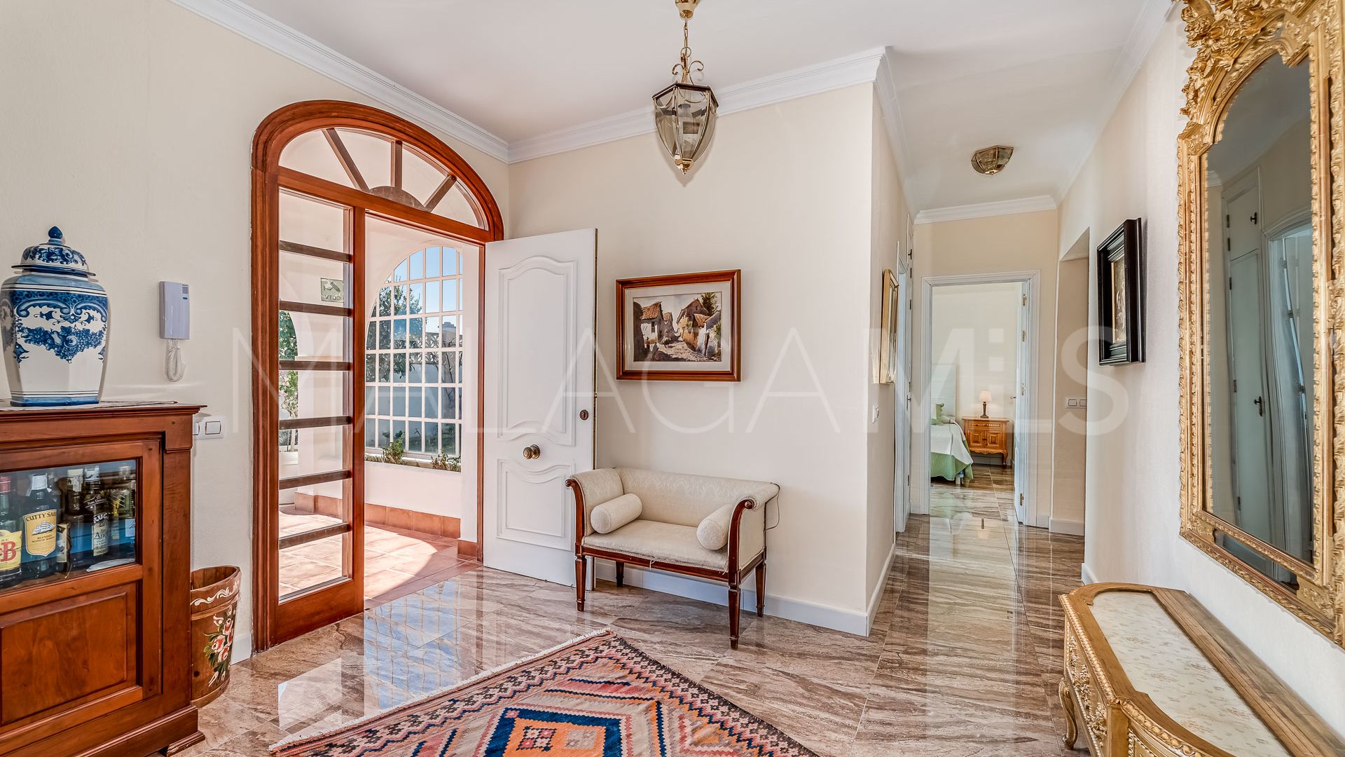 Villa for sale in Elviria