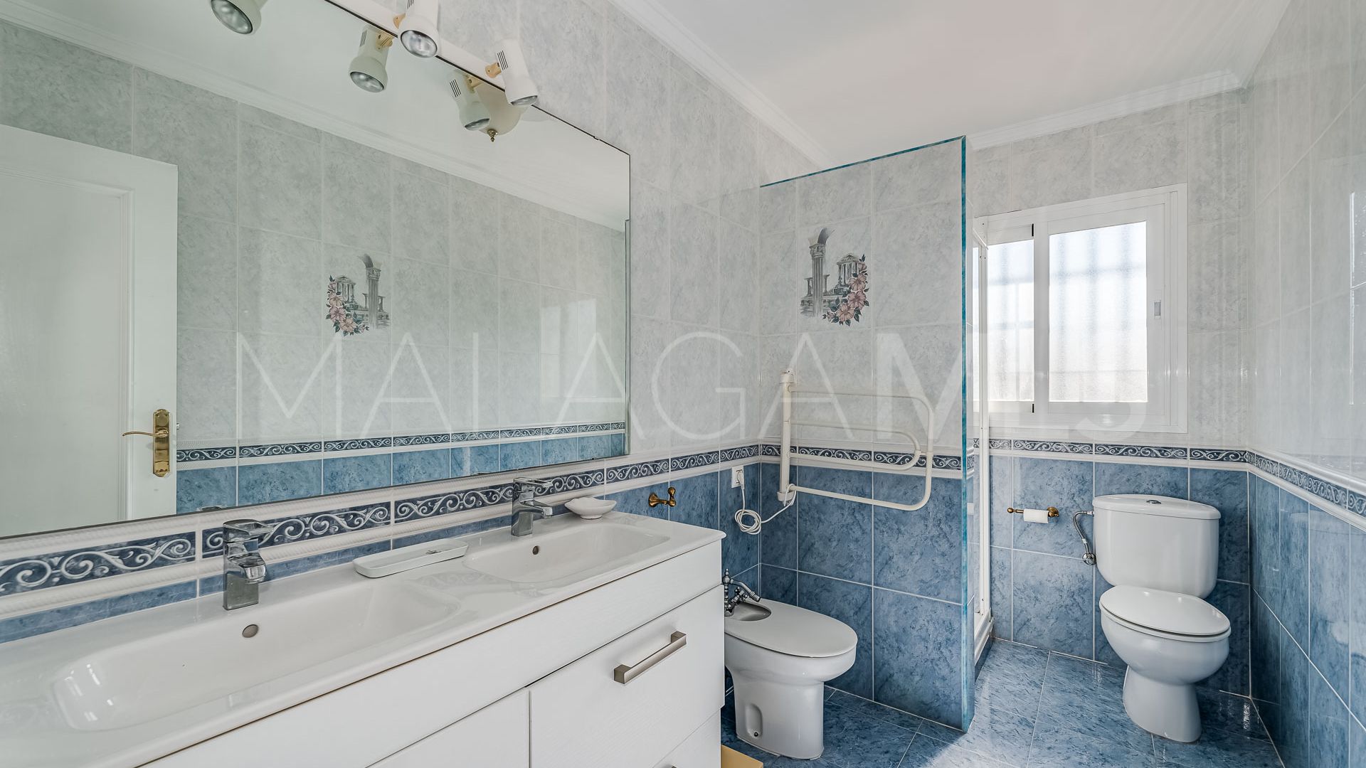 Villa for sale in Elviria