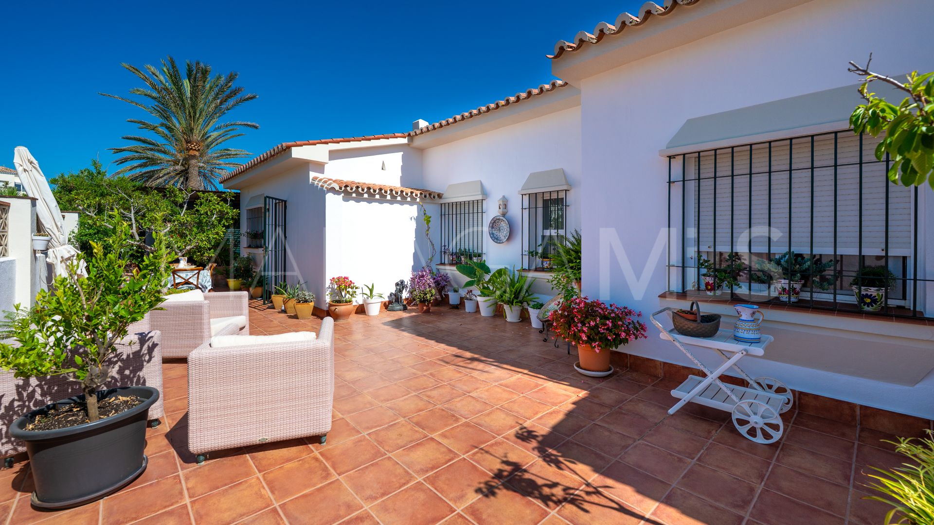 Villa for sale in Elviria